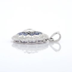 Statement-Anhänger aus 18 Karat Weißgold mit Blumenblauem Saphir und Diamant