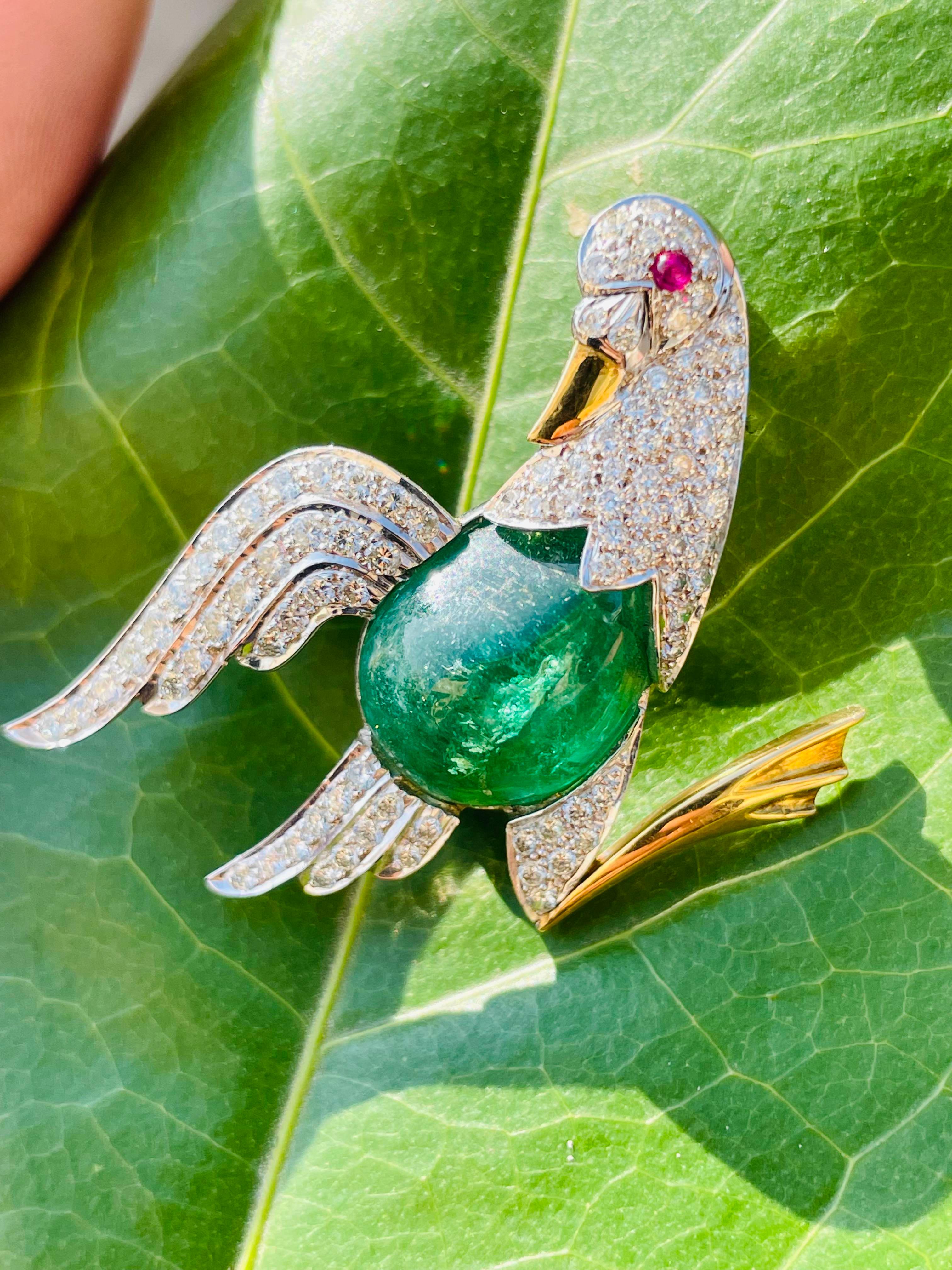 18 Karat massives Weißgold 5,25 Karat Smaragd im Cabochon-Schliff und Diamant-Vogelbrosche (Ovalschliff)
