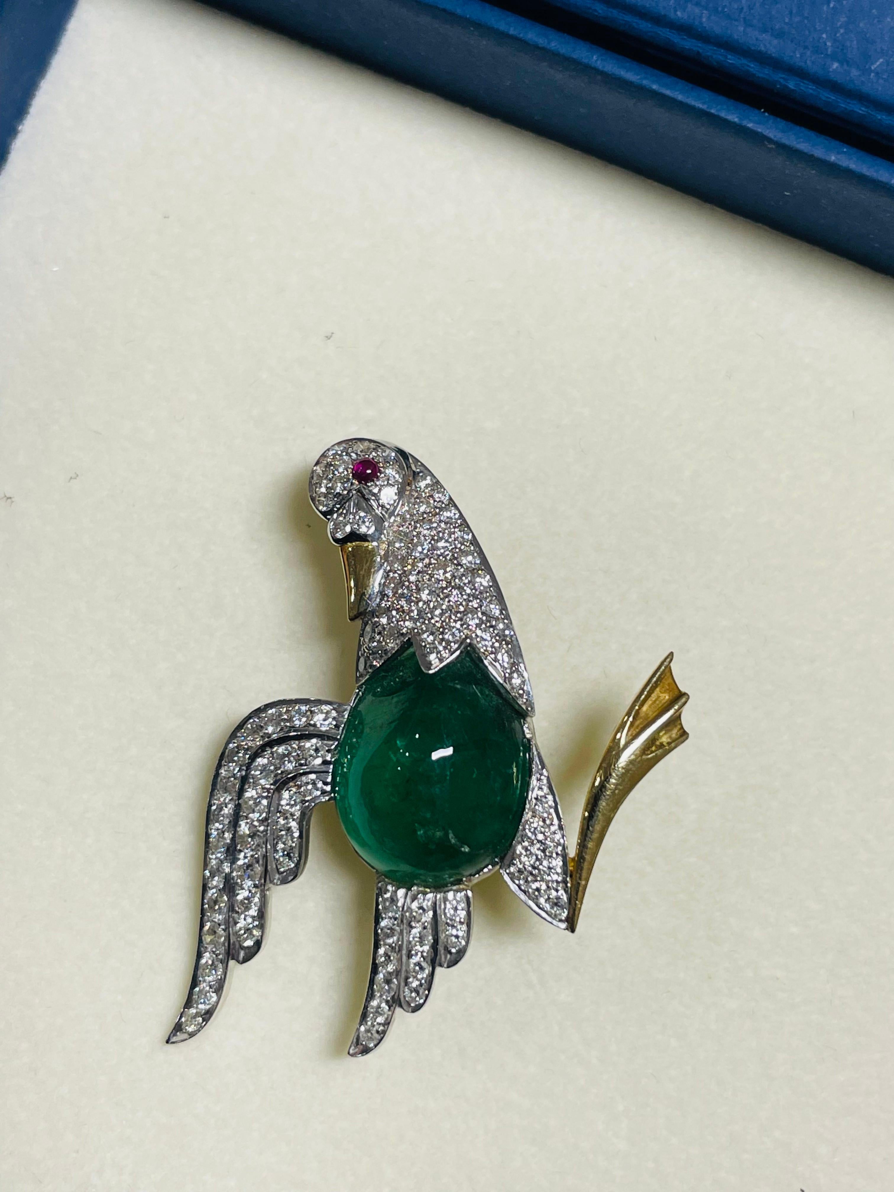 18 Karat massives Weißgold 5,25 Karat Smaragd im Cabochon-Schliff und Diamant-Vogelbrosche 1