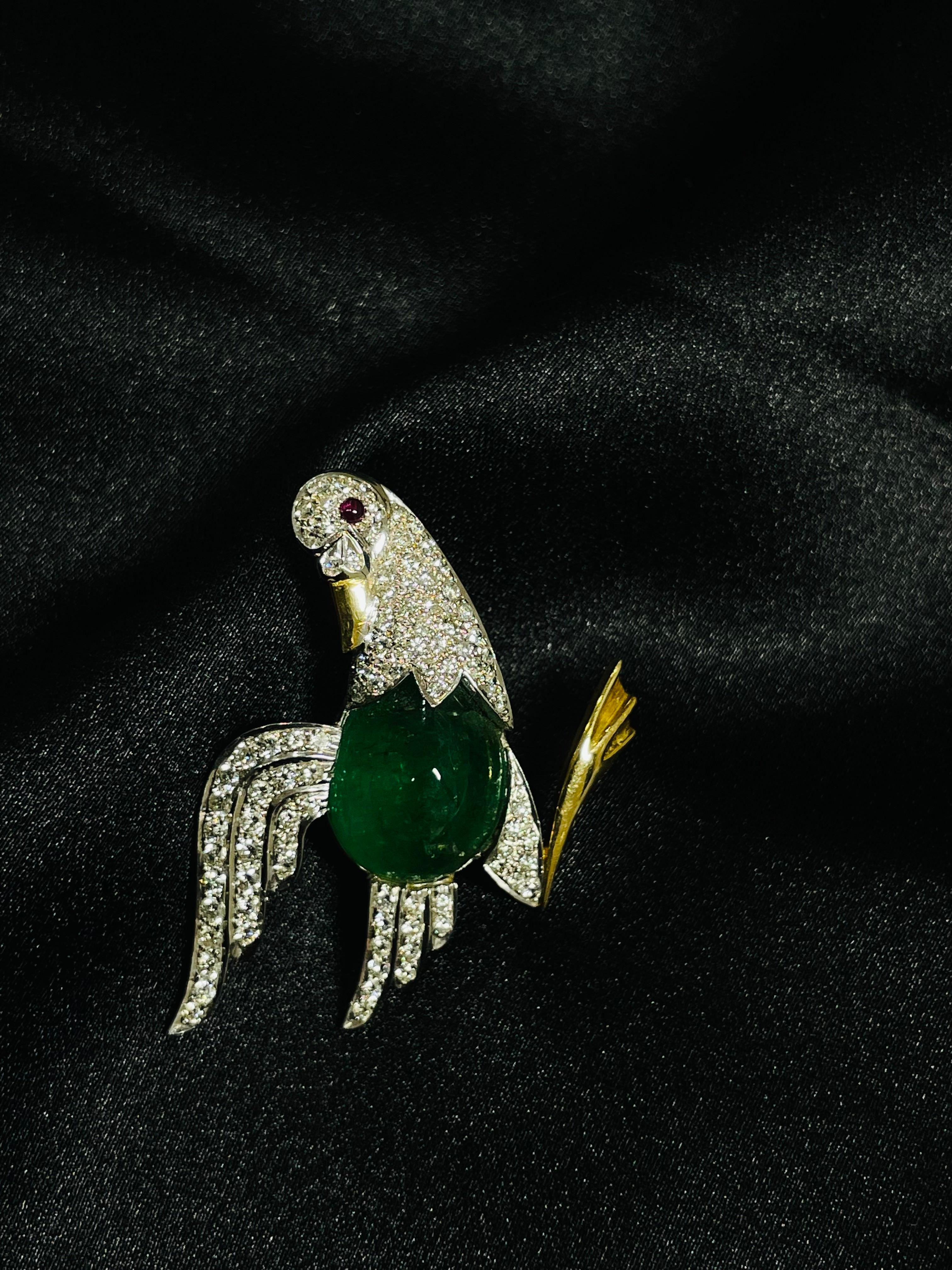 18 Karat massives Weißgold 5,25 Karat Smaragd im Cabochon-Schliff und Diamant-Vogelbrosche im Zustand „Neu“ in New York, NY