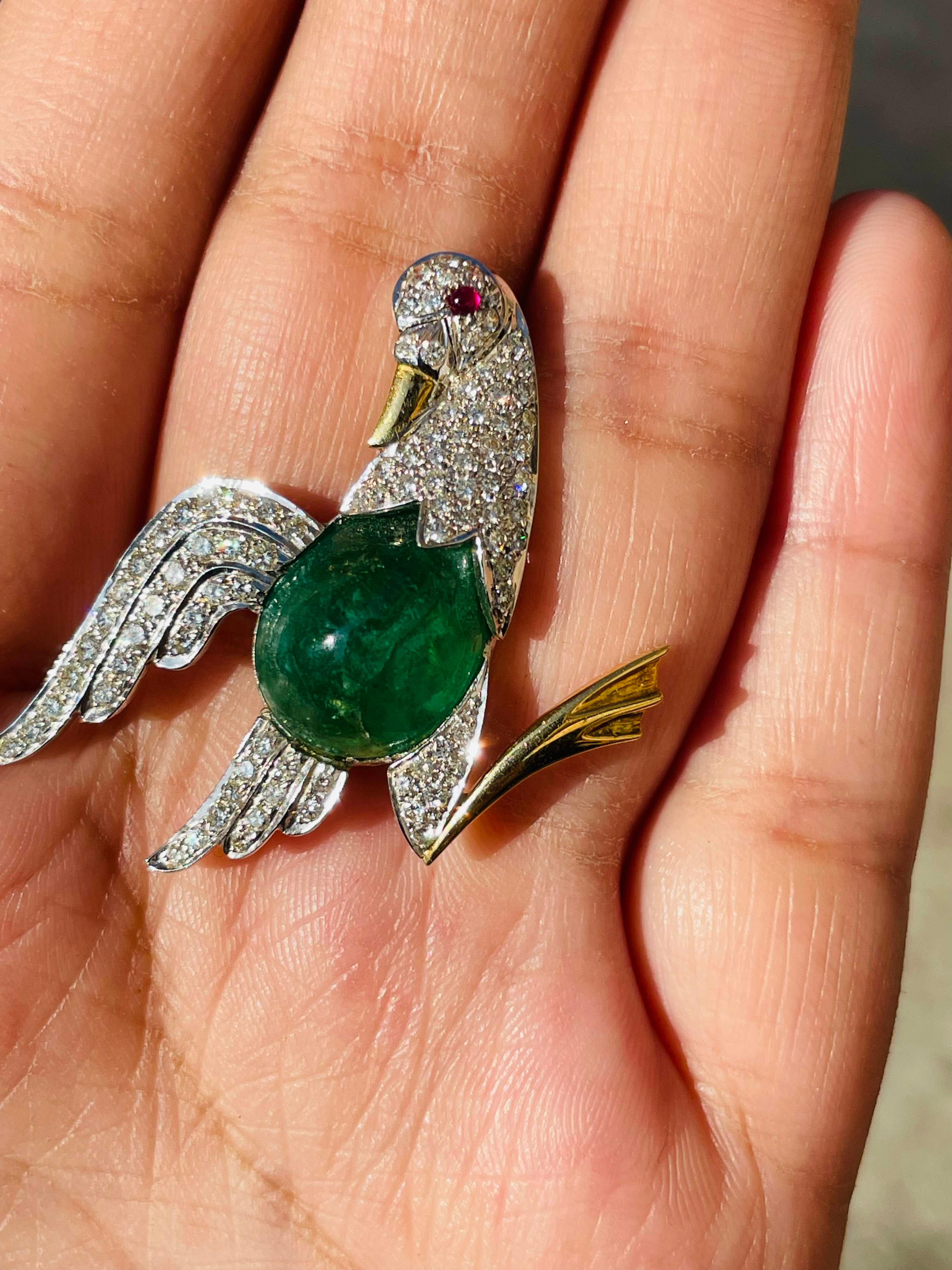 Paradiesvogel-Brosche mit Smaragd und Diamanten aus 18-karätigem Gold, eine Verschmelzung von Surrealismus und Pop-Art, die ein kühnes Statement abgeben soll. Der mit viel Liebe zum Detail gefertigte Smaragd mit 5.25 Karat hebt Sie aus der Masse