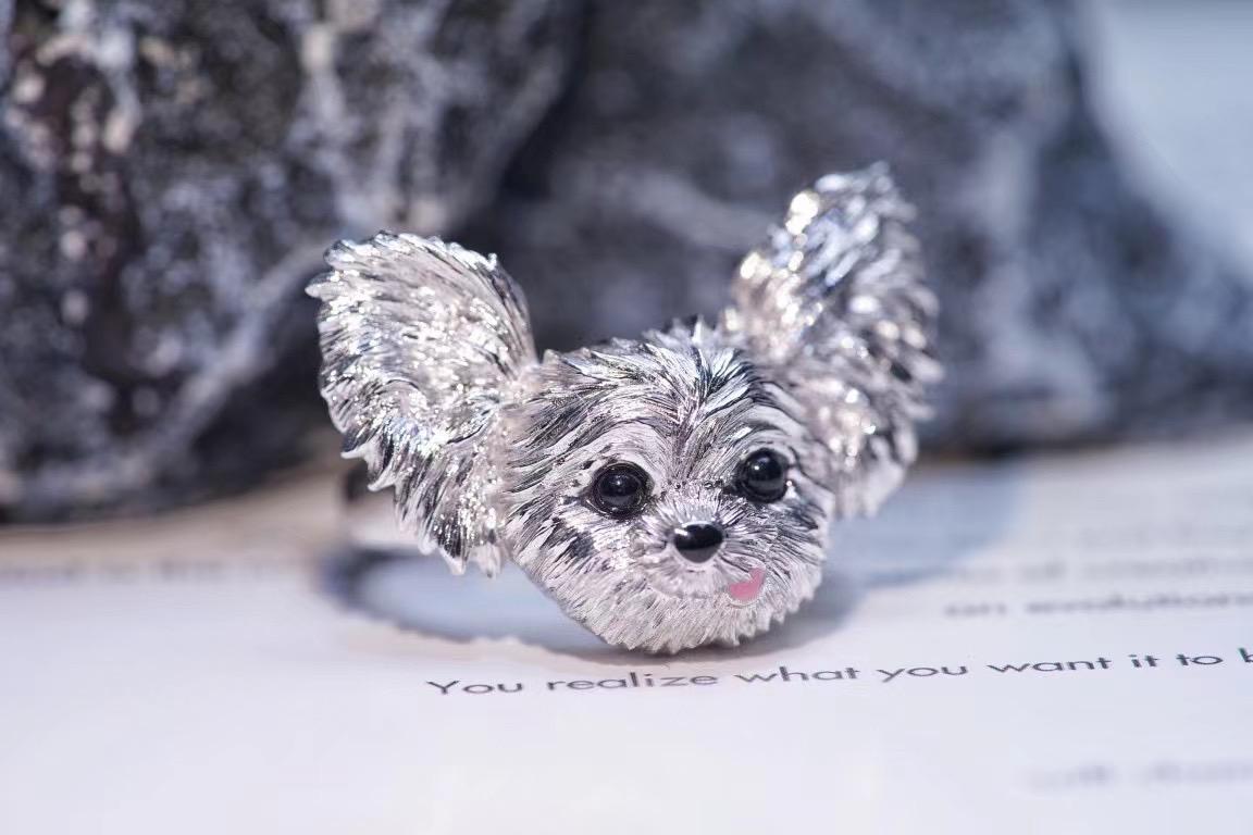 18K White Gold Black Agate Dog Ring

Eyes - Black Agate
Total Weight - 7.65 GM

Jewelry Designer Brand from Hong Kong.

Meticulously crafted with exceptional artistry, this delightful ring captures the playful spirit of your pet in stunning detail.