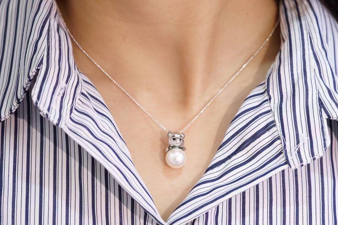 Moderno Ciondolo Panda in agata nera in oro bianco 18 carati in vendita