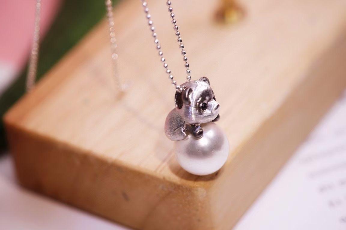 Cabochon Ciondolo Panda in agata nera in oro bianco 18 carati in vendita