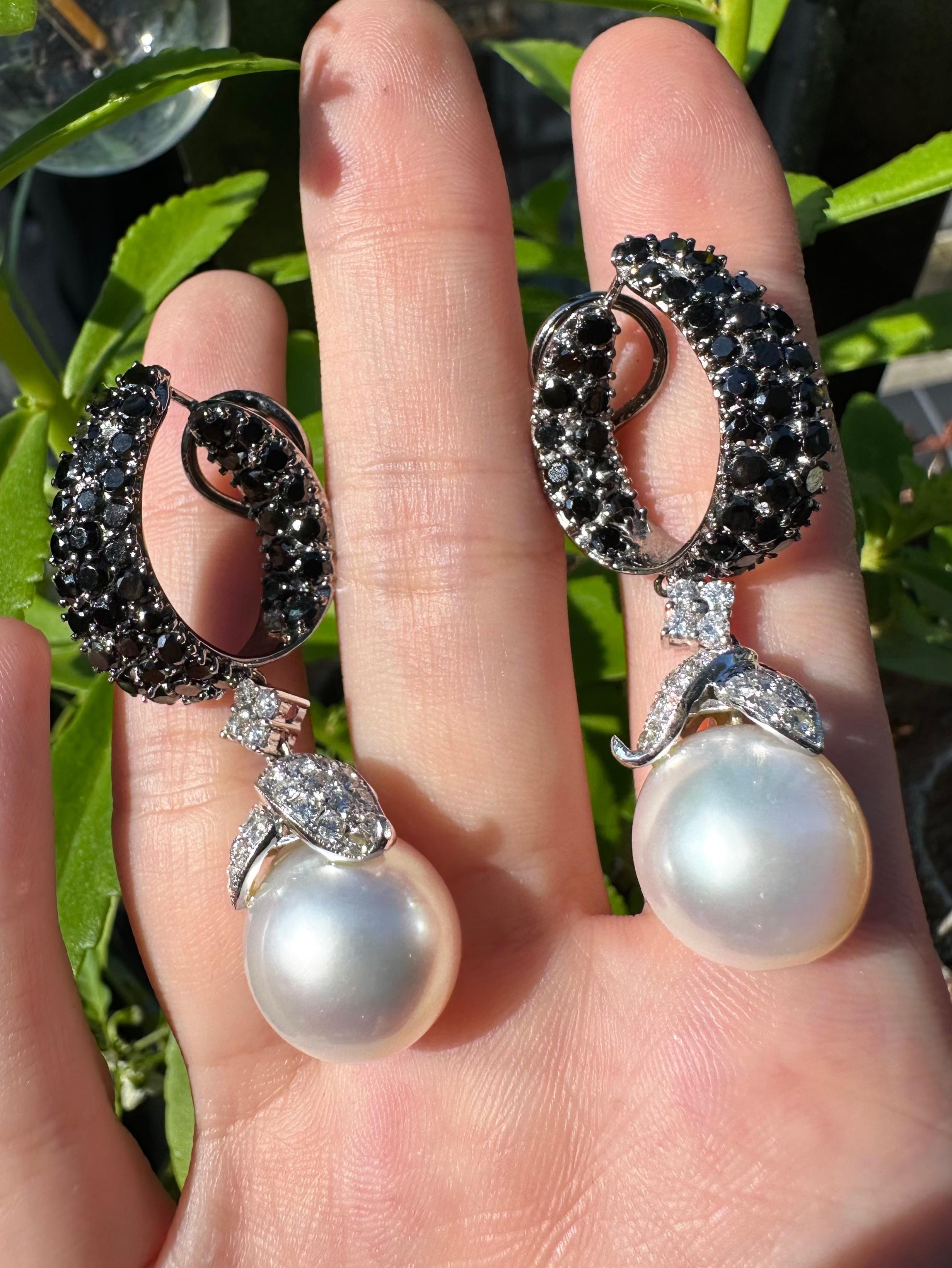 Orecchini a goccia con diamanti bianchi e neri e perle in oro bianco 18 carati In condizioni buone in vendita a New York, NY