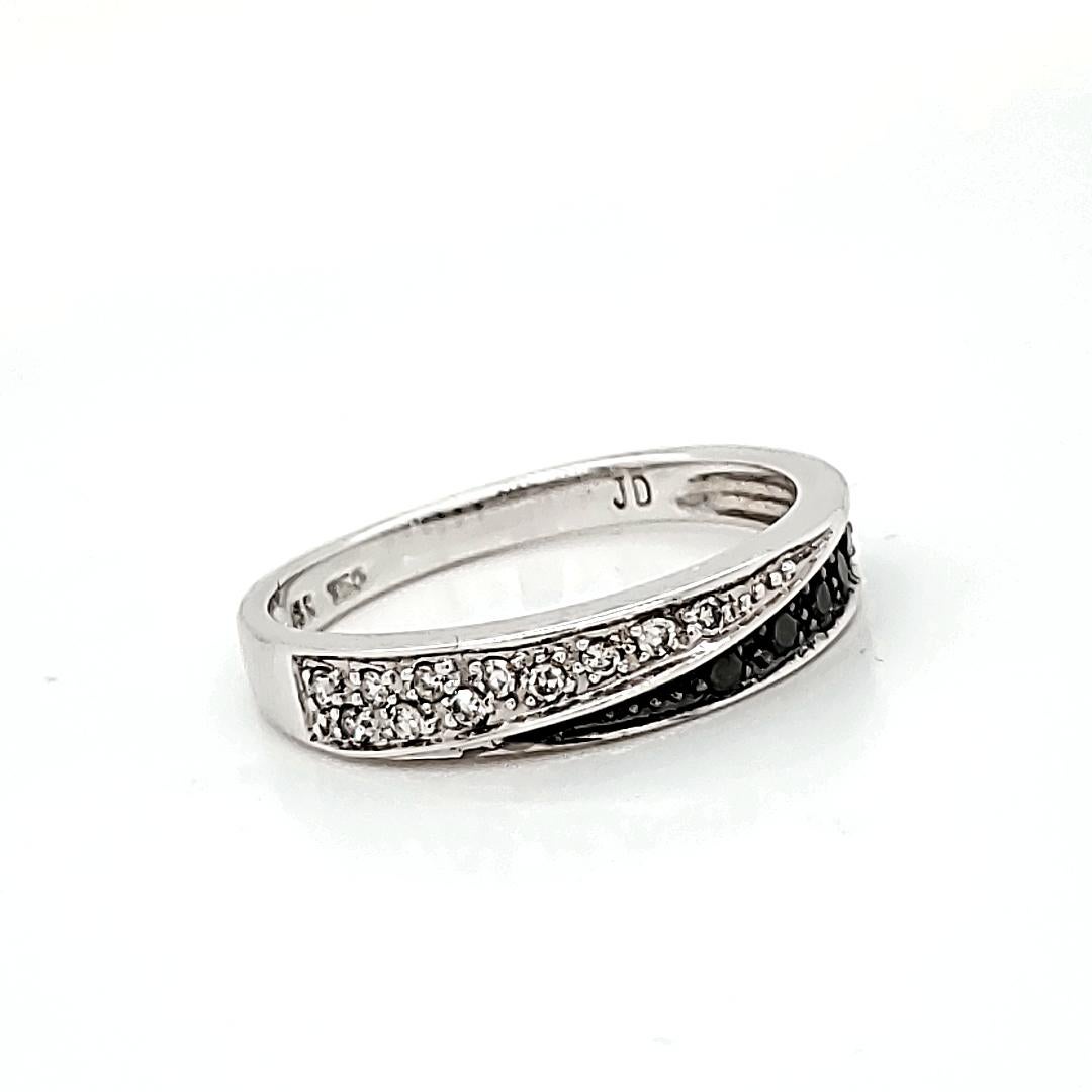Contemporary 18k White Gold Black and White Diamond Ctw 0.18 Engagement Ring For Sale