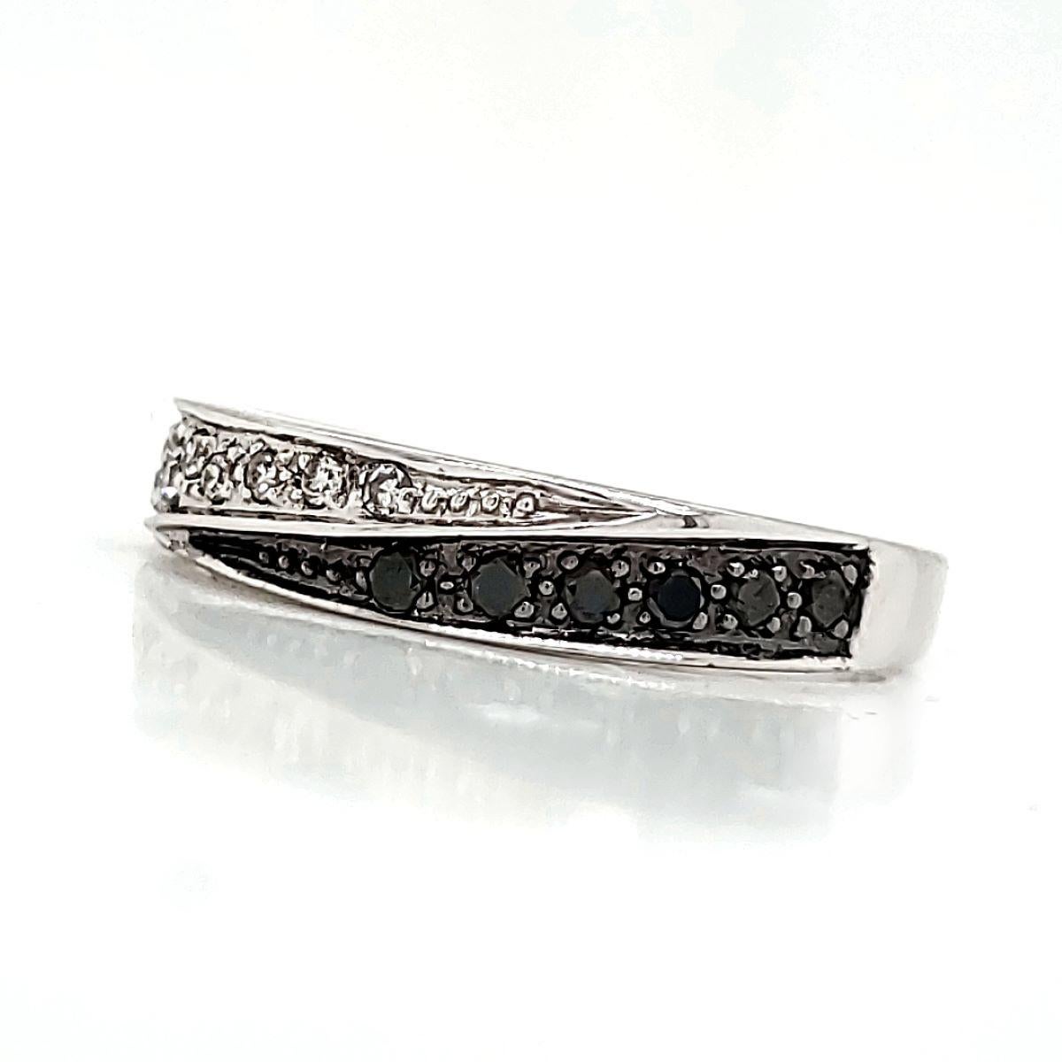 Round Cut 18k White Gold Black and White Diamond Ctw 0.18 Engagement Ring For Sale
