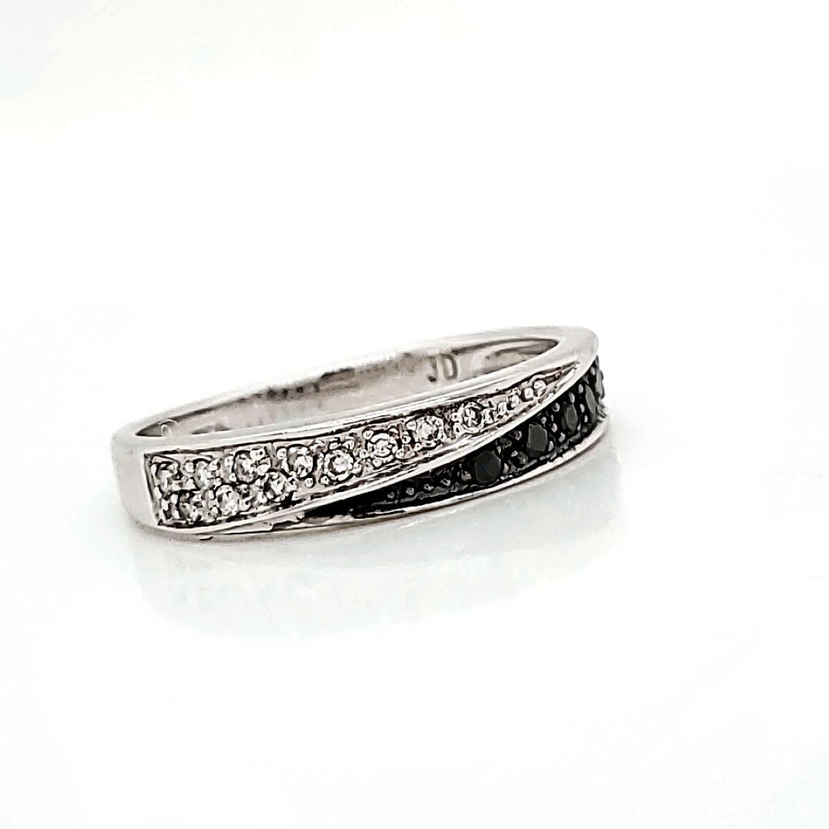 18k White Gold Black and White Diamond Ctw 0.18 Engagement Ring In New Condition For Sale In Hong Kong, HK