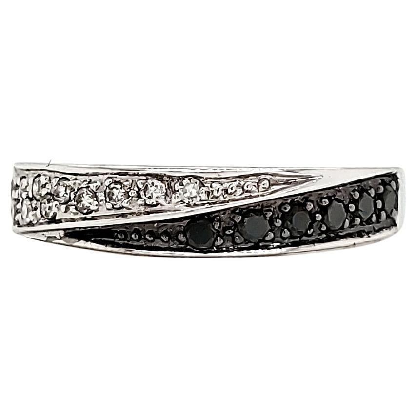 18k White Gold Black and White Diamond Ctw 0.18 Engagement Ring