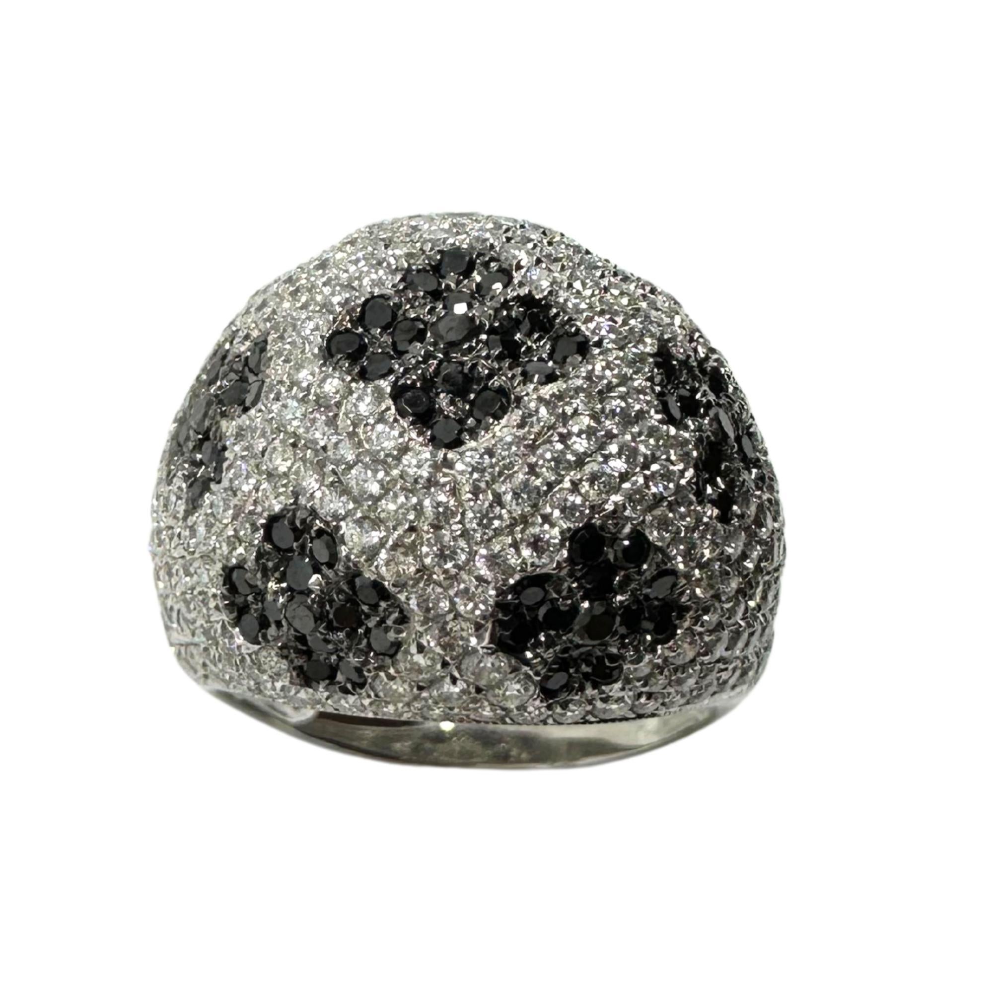 Anello a cupola con diamanti bianchi e neri in oro bianco 18 carati in vendita 5