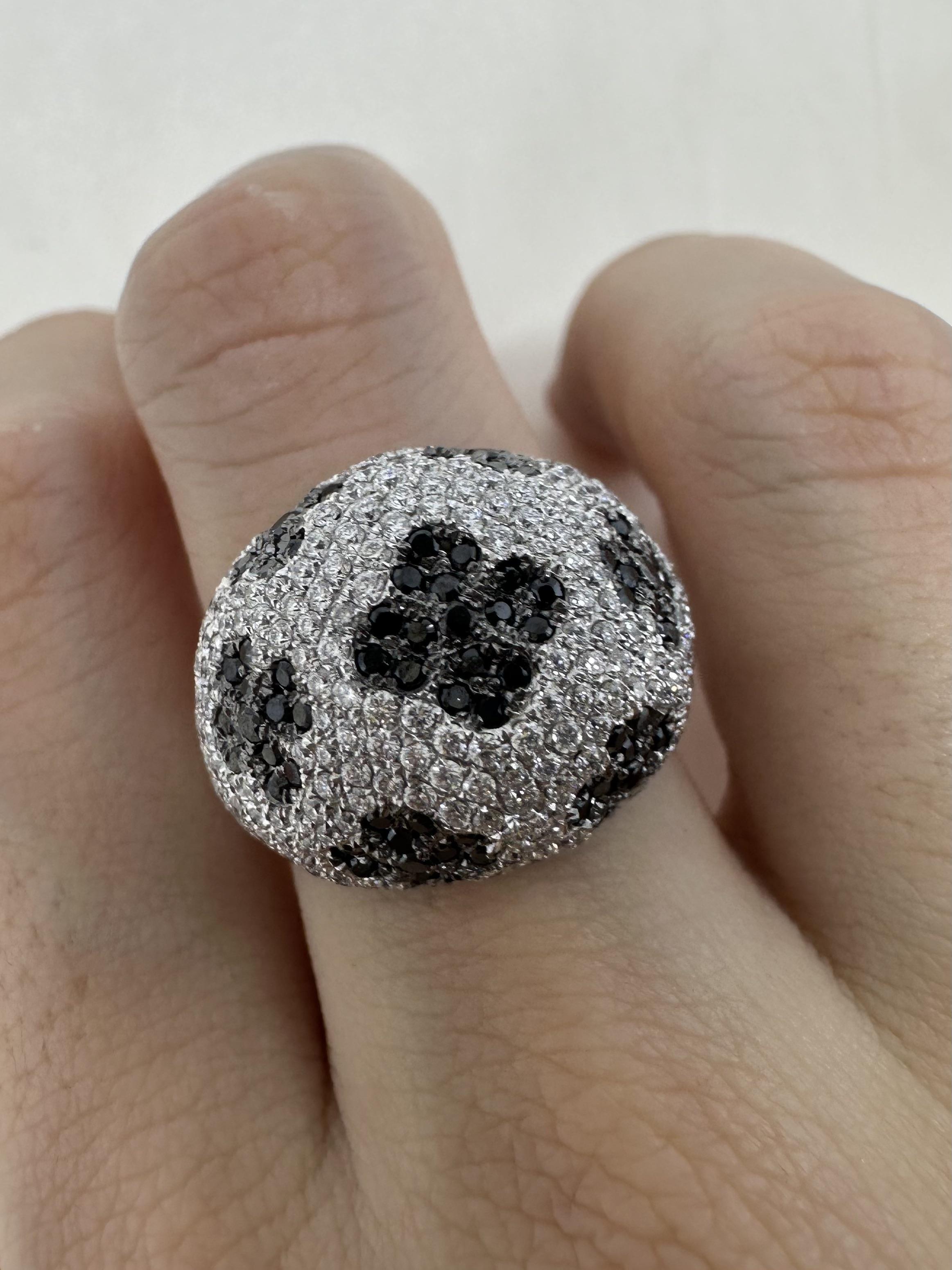 Anello a cupola con diamanti bianchi e neri in oro bianco 18 carati in vendita 6