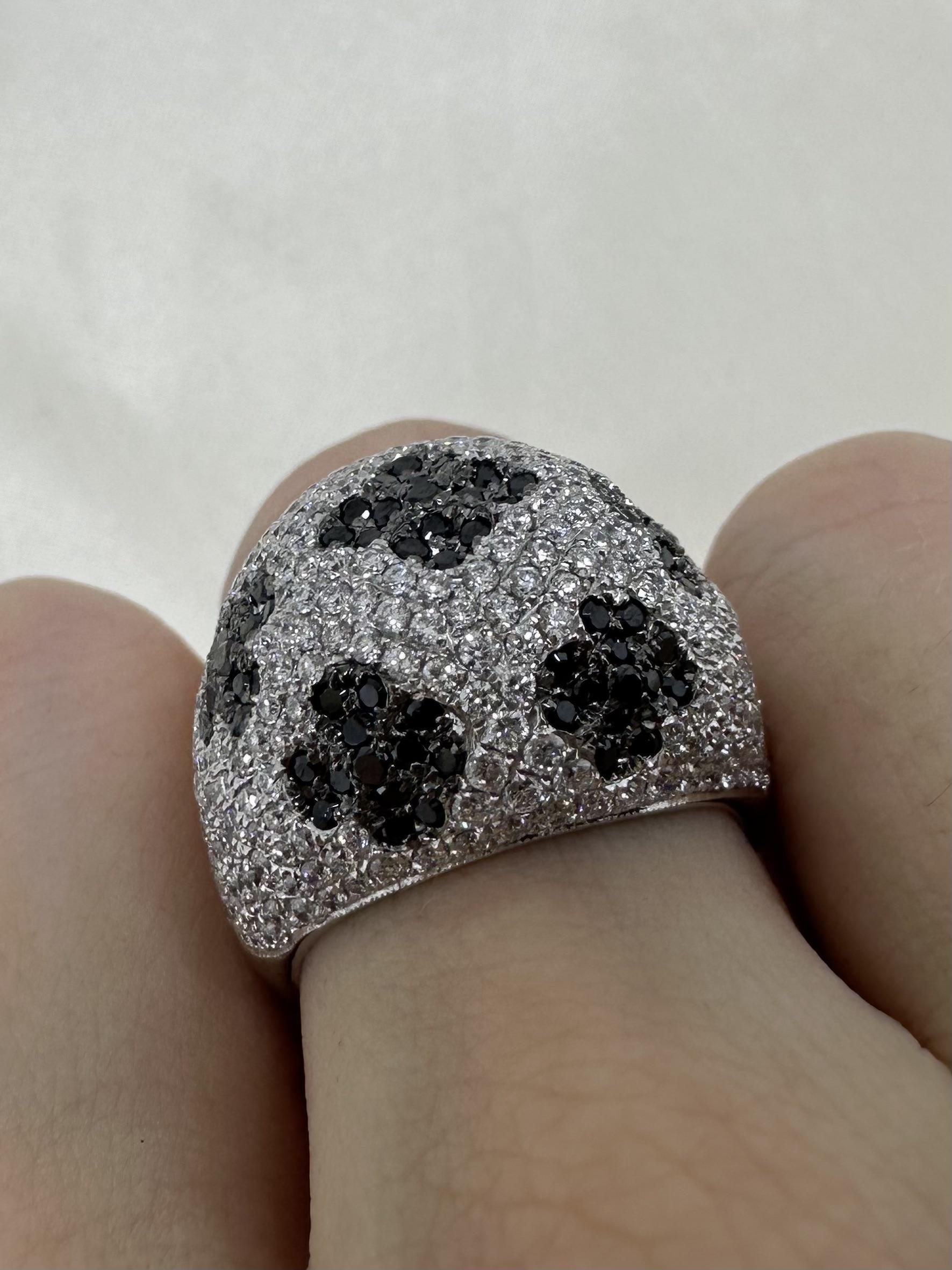 Anello a cupola con diamanti bianchi e neri in oro bianco 18 carati in vendita 7