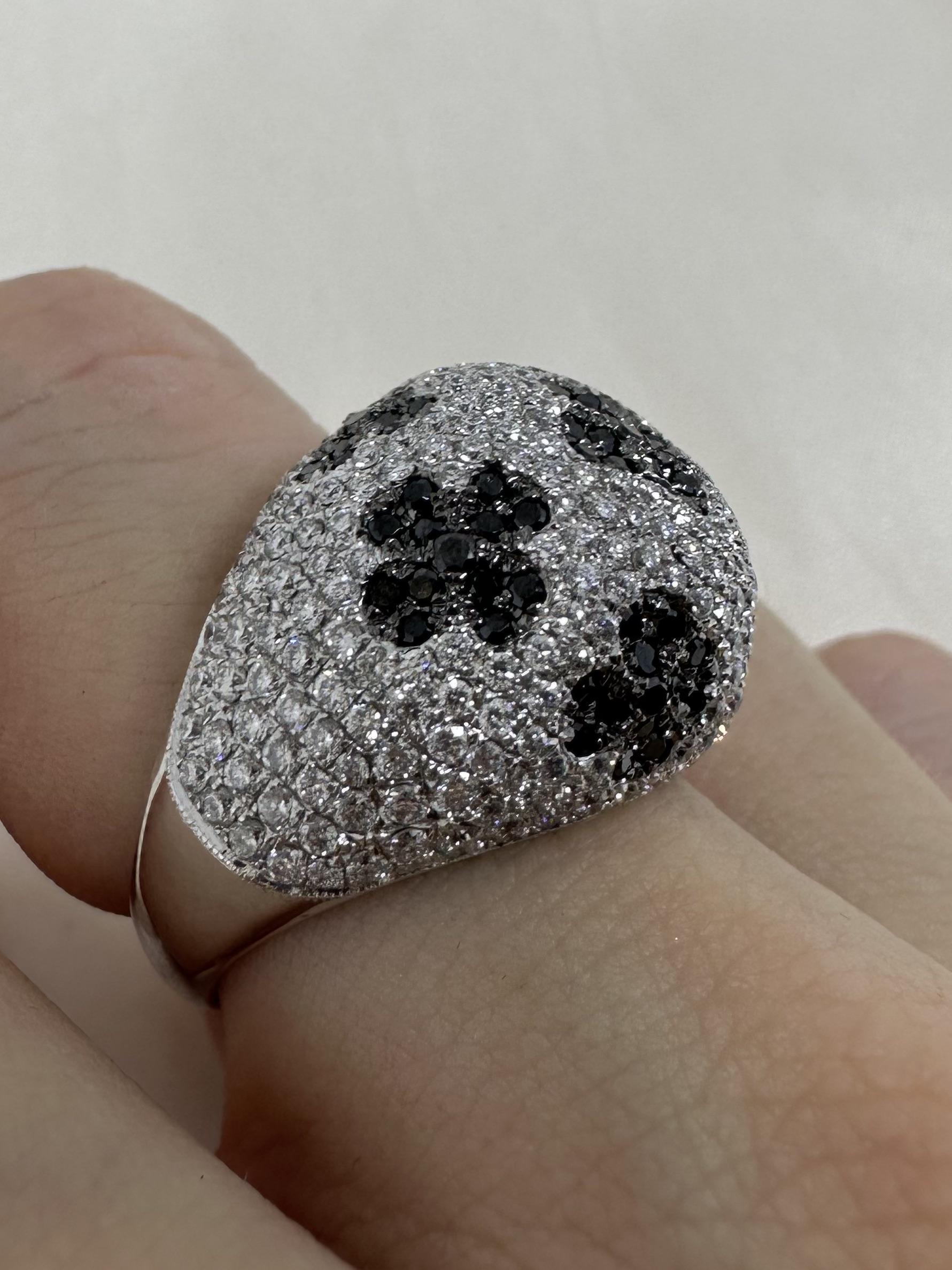 Anello a cupola con diamanti bianchi e neri in oro bianco 18 carati in vendita 8