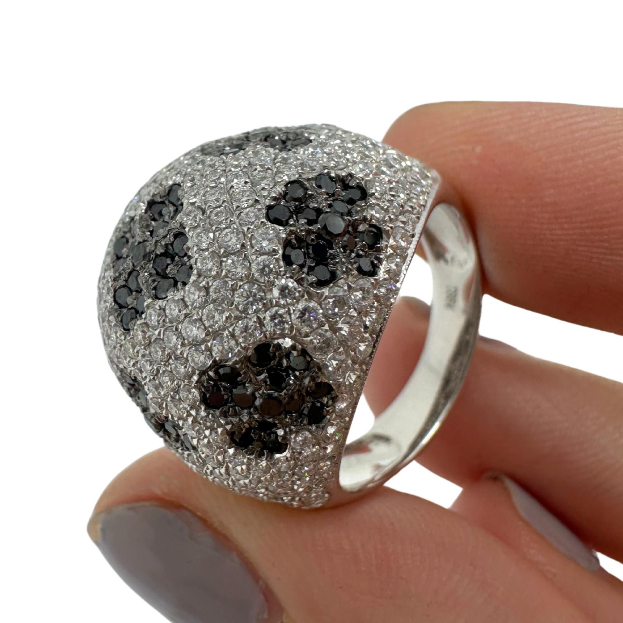 Anello a cupola con diamanti bianchi e neri in oro bianco 18 carati in vendita 9