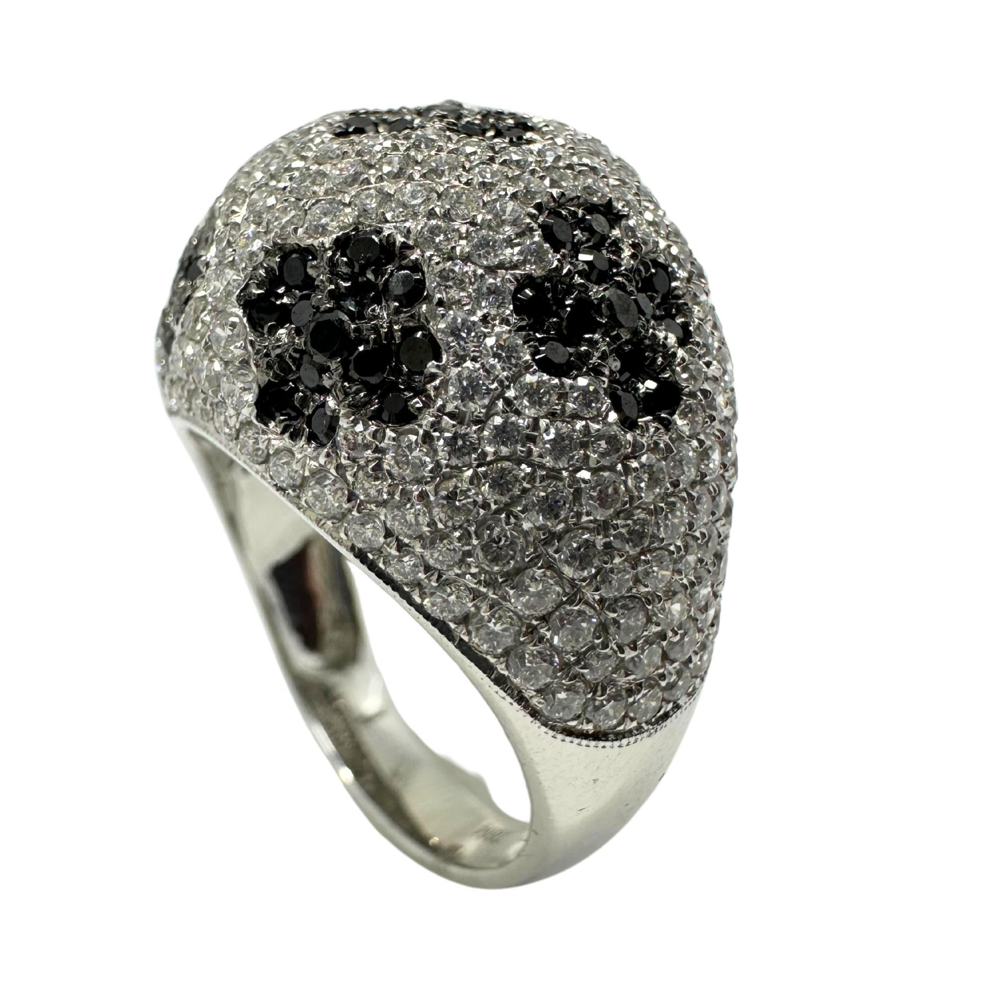 Questo anello a cupola in oro bianco 18 carati è incastonato con diamanti bianchi e neri in un motivo astratto. La forma a cupola aggiunge dimensione ed evidenzia il contrasto tra le pietre. Il suo design crea un look audace e moderno con un effetto