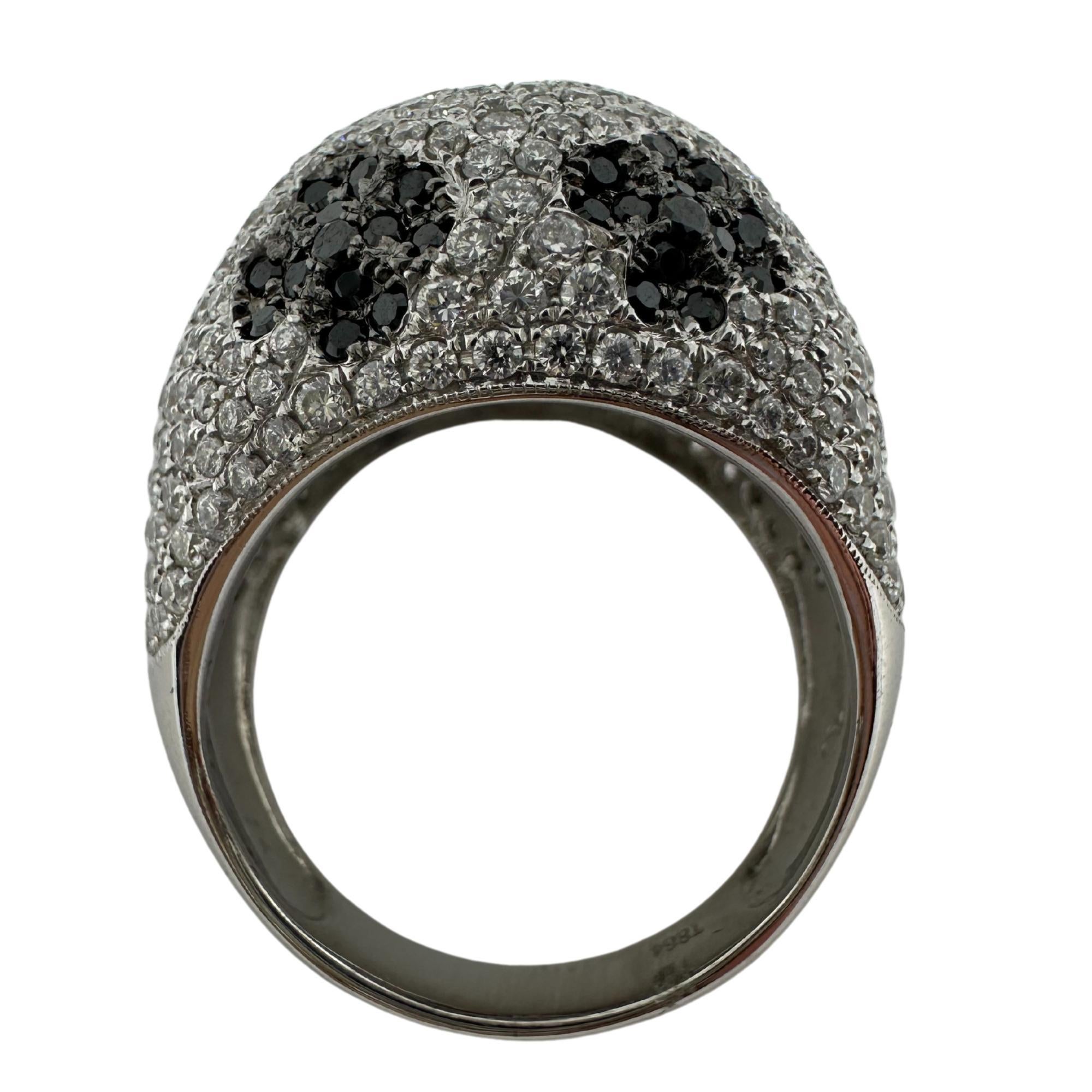 Taglio rotondo Anello a cupola con diamanti bianchi e neri in oro bianco 18 carati in vendita