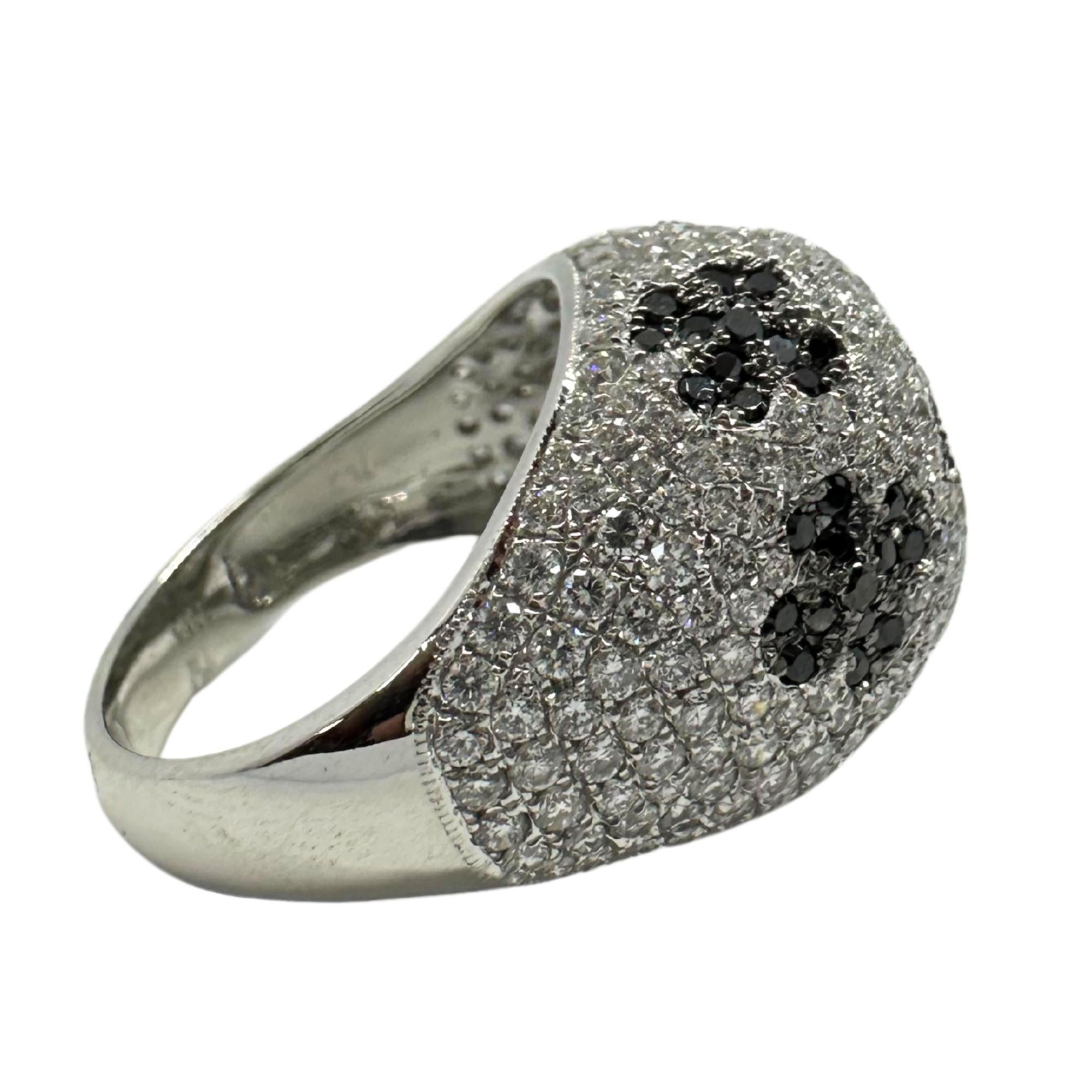 Anello a cupola con diamanti bianchi e neri in oro bianco 18 carati In condizioni buone in vendita a New York, NY