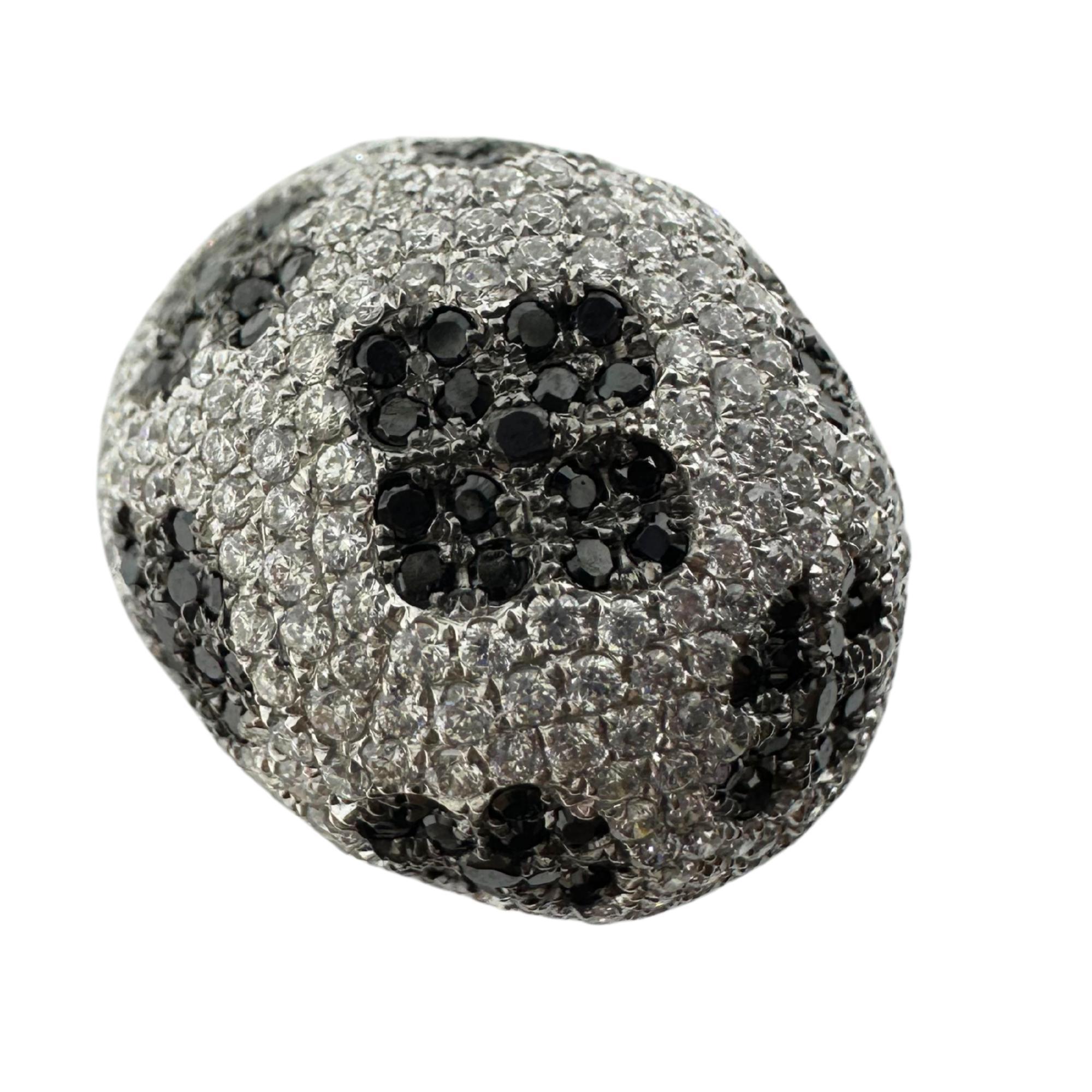 Anello a cupola con diamanti bianchi e neri in oro bianco 18 carati in vendita 1