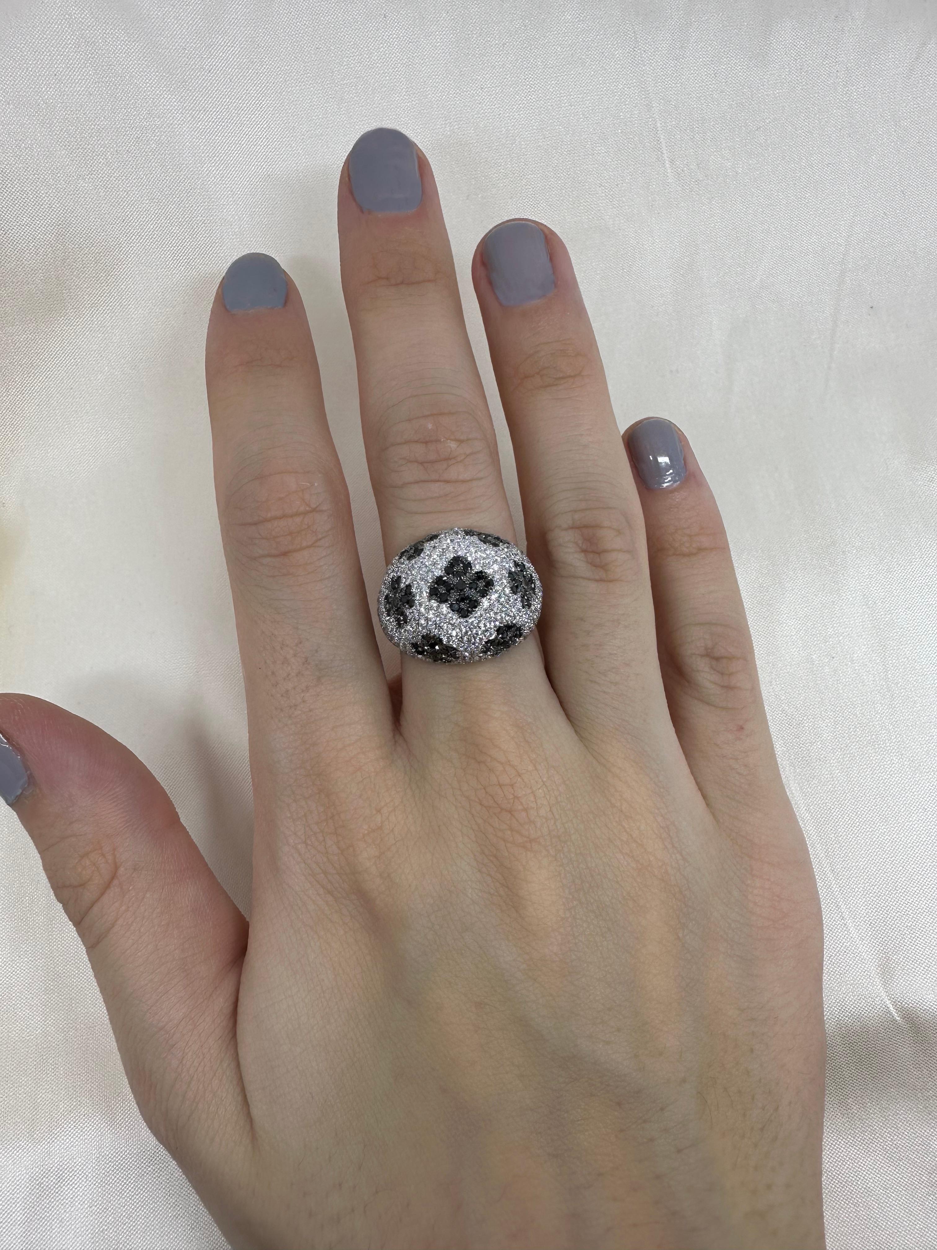Anello a cupola con diamanti bianchi e neri in oro bianco 18 carati in vendita 2
