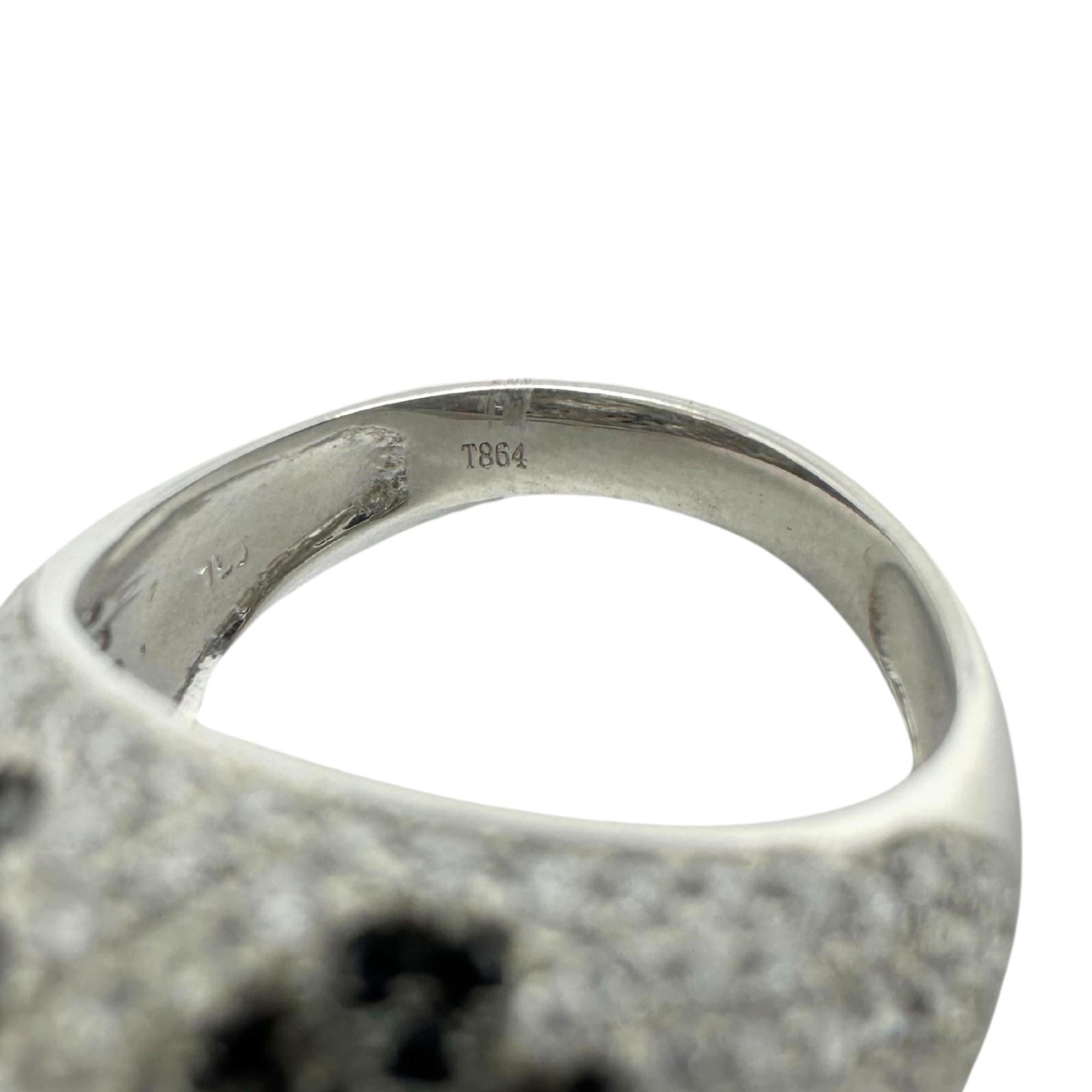 Anello a cupola con diamanti bianchi e neri in oro bianco 18 carati in vendita 3