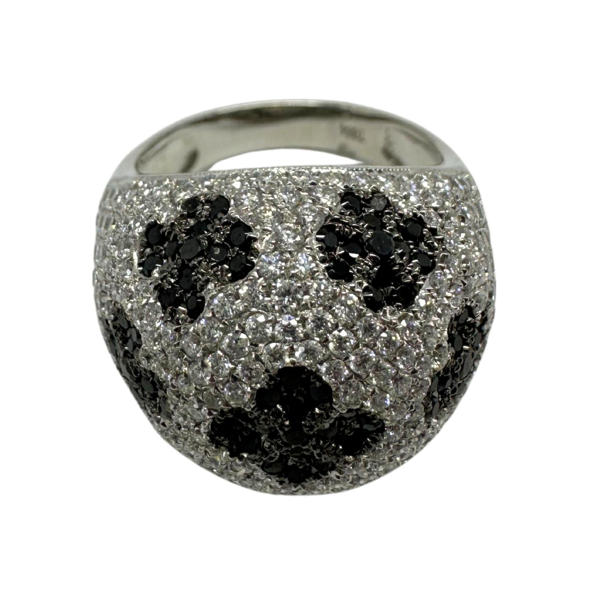 Anello a cupola con diamanti bianchi e neri in oro bianco 18 carati in vendita 4