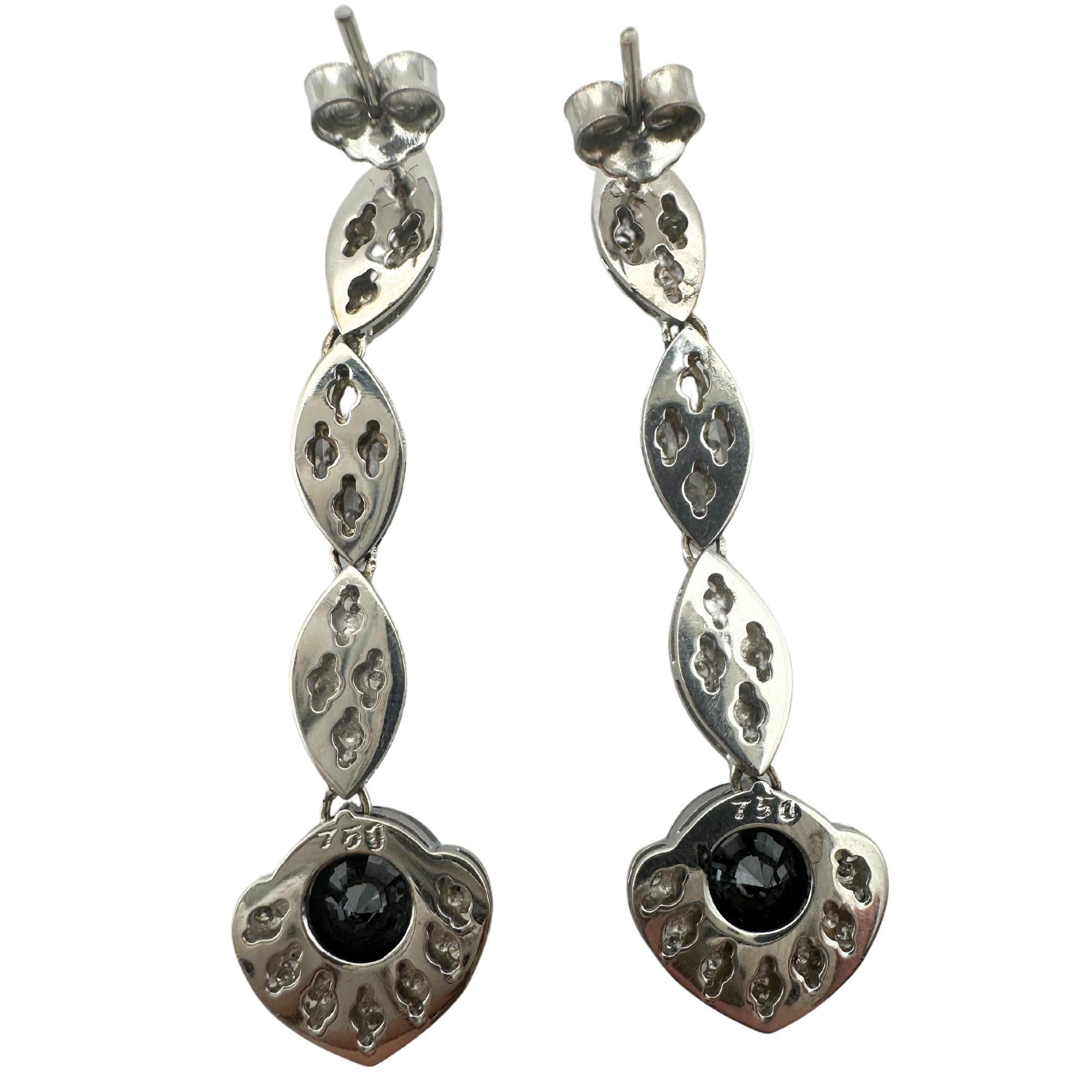 18K White Gold Black and White Diamond Drop Earrings
Condition: In good condition with some minor surface wear consistent with age.
Length: 2 inches long
Width: 0.50 inches
Metal: 18k White Gold
Weight: 11.1 grams
Round Checkered Black Diamonds: