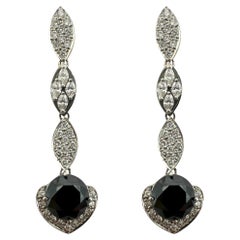 Boucles d'oreilles pendantes en or blanc 18K avec diamants noirs et blancs