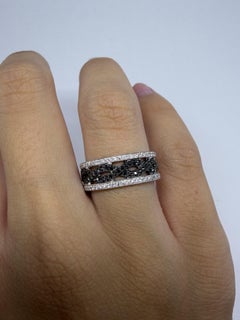 Infinity-Ring aus 18 Karat Weißgold mit schwarzen und weißen Diamanten – Größe 6,5
