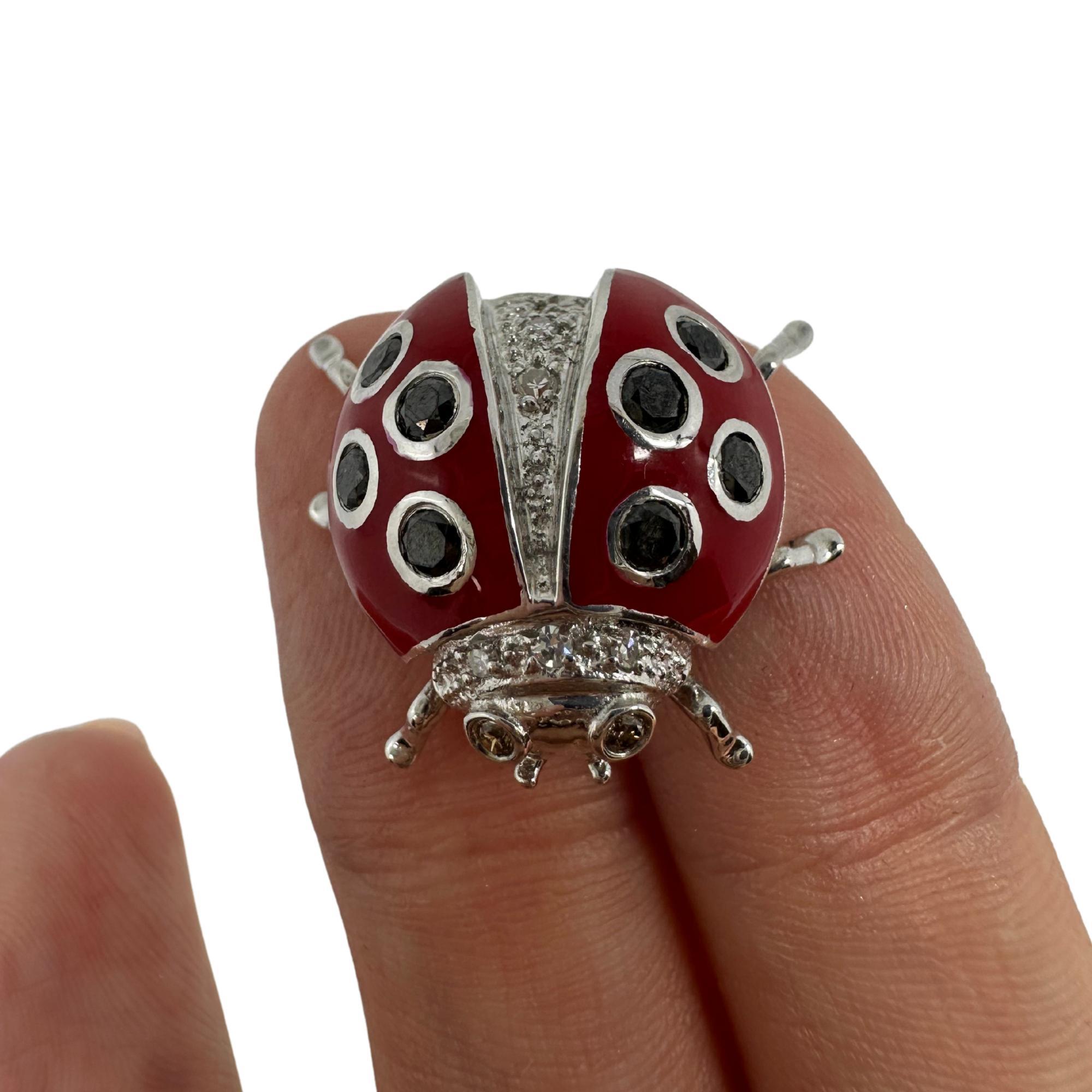 Broche de oro blanco de 18 quilates con diamantes blancos y negros Lady Bug Roja en venta 5