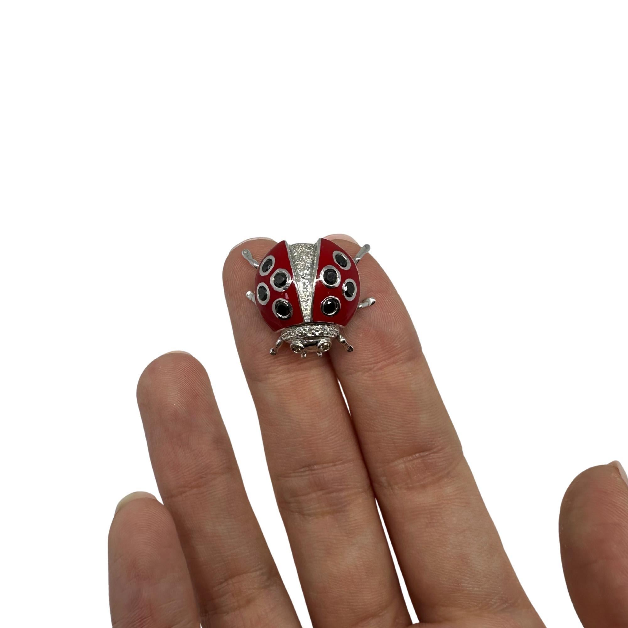 Broche de oro blanco de 18 quilates con diamantes blancos y negros Lady Bug Roja en venta 6