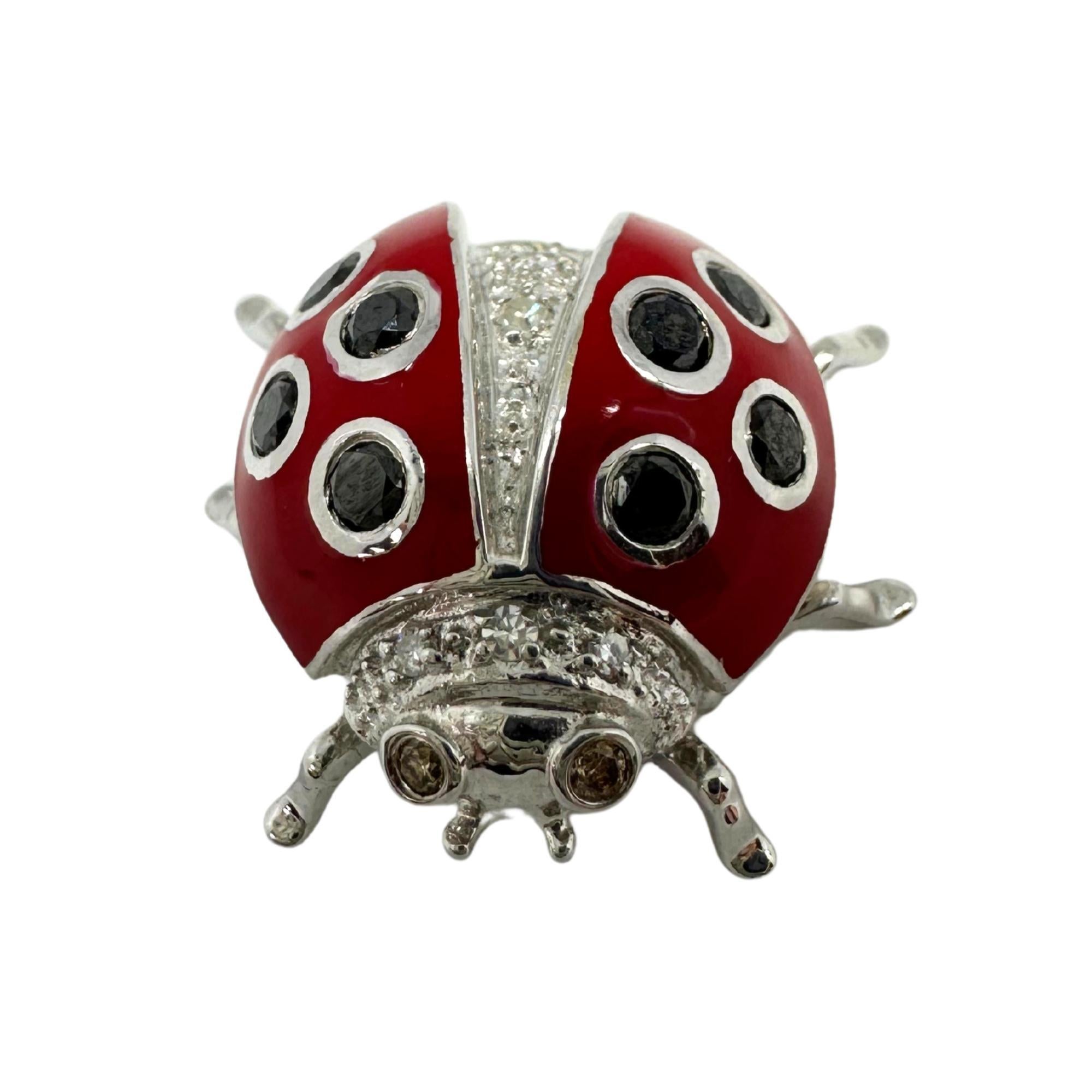 Broche de oro blanco de 18 quilates con diamantes blancos y negros Lady Bug Roja Corte redondo en venta