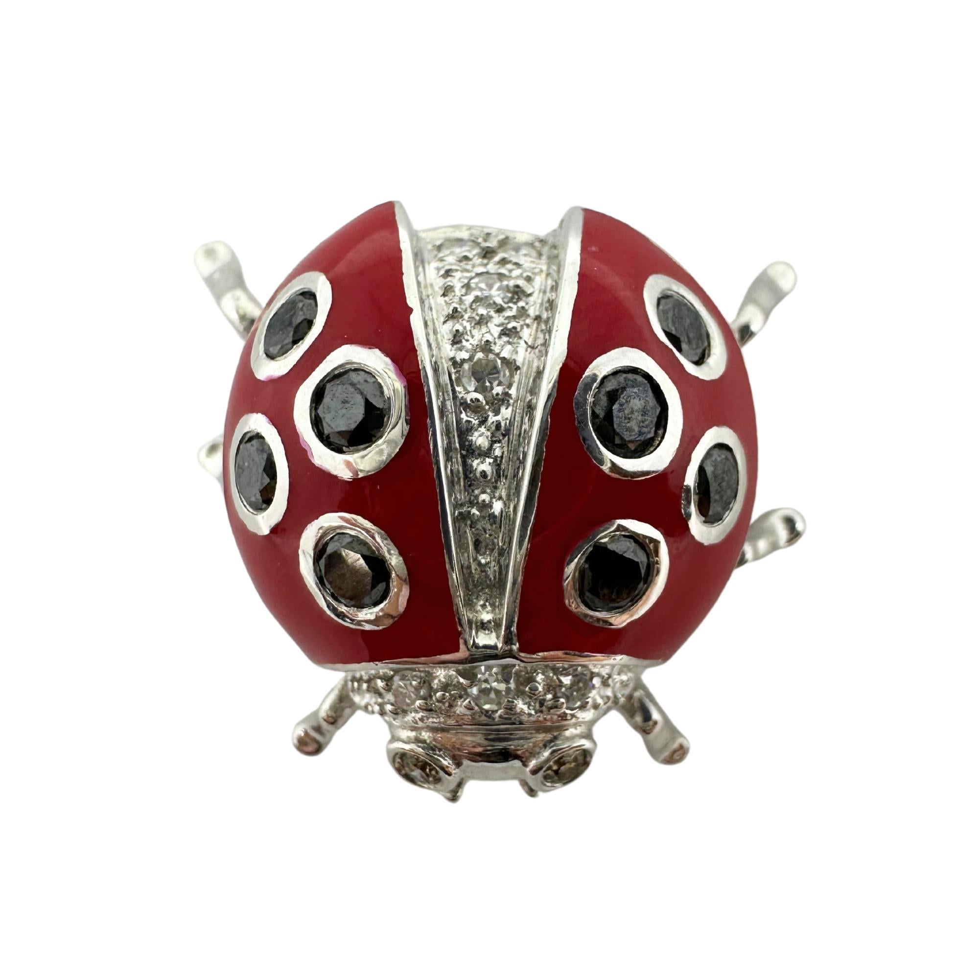 Broche de oro blanco de 18 quilates con diamantes blancos y negros Lady Bug Roja en Bueno estado para la venta en New York, NY
