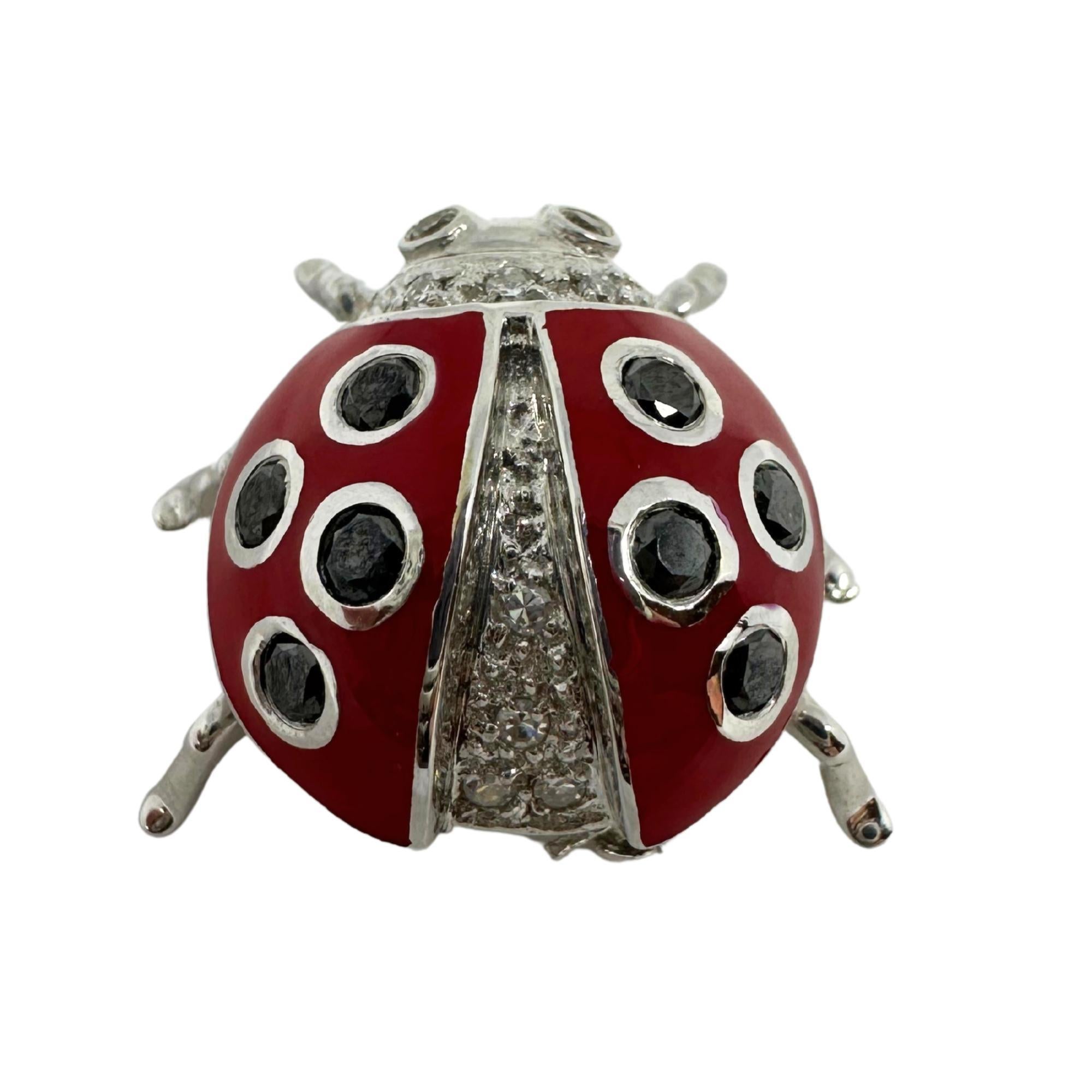 Broche de oro blanco de 18 quilates con diamantes blancos y negros Lady Bug Roja en venta 1