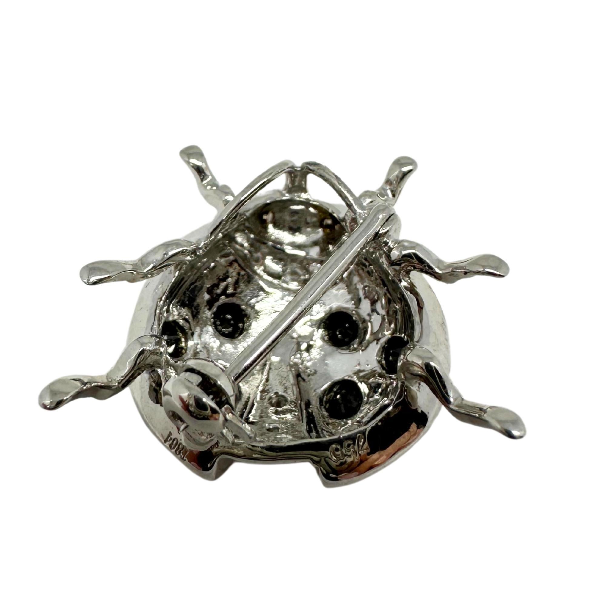 Broche de oro blanco de 18 quilates con diamantes blancos y negros Lady Bug Roja en venta 2