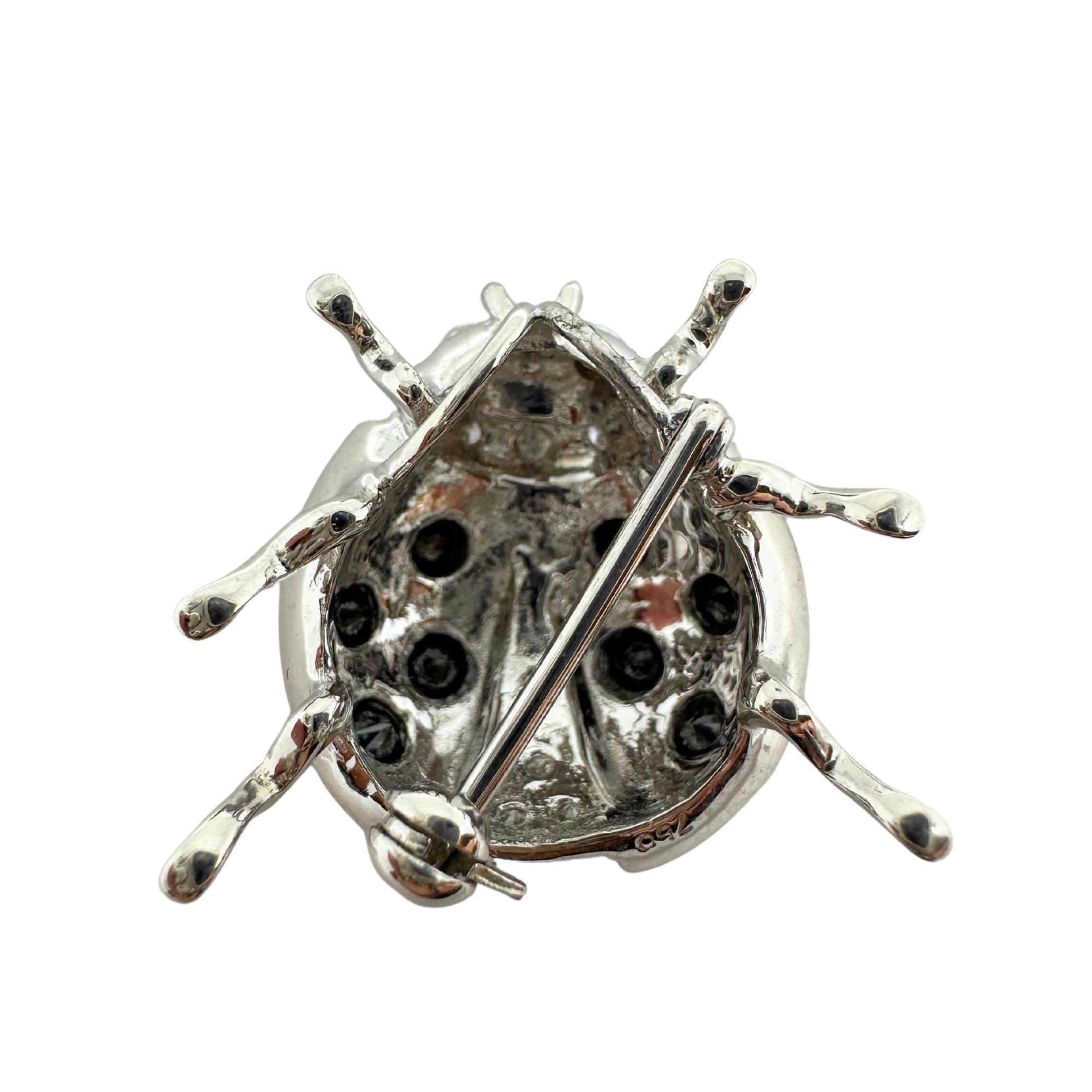 Broche de oro blanco de 18 quilates con diamantes blancos y negros Lady Bug Roja en venta 3