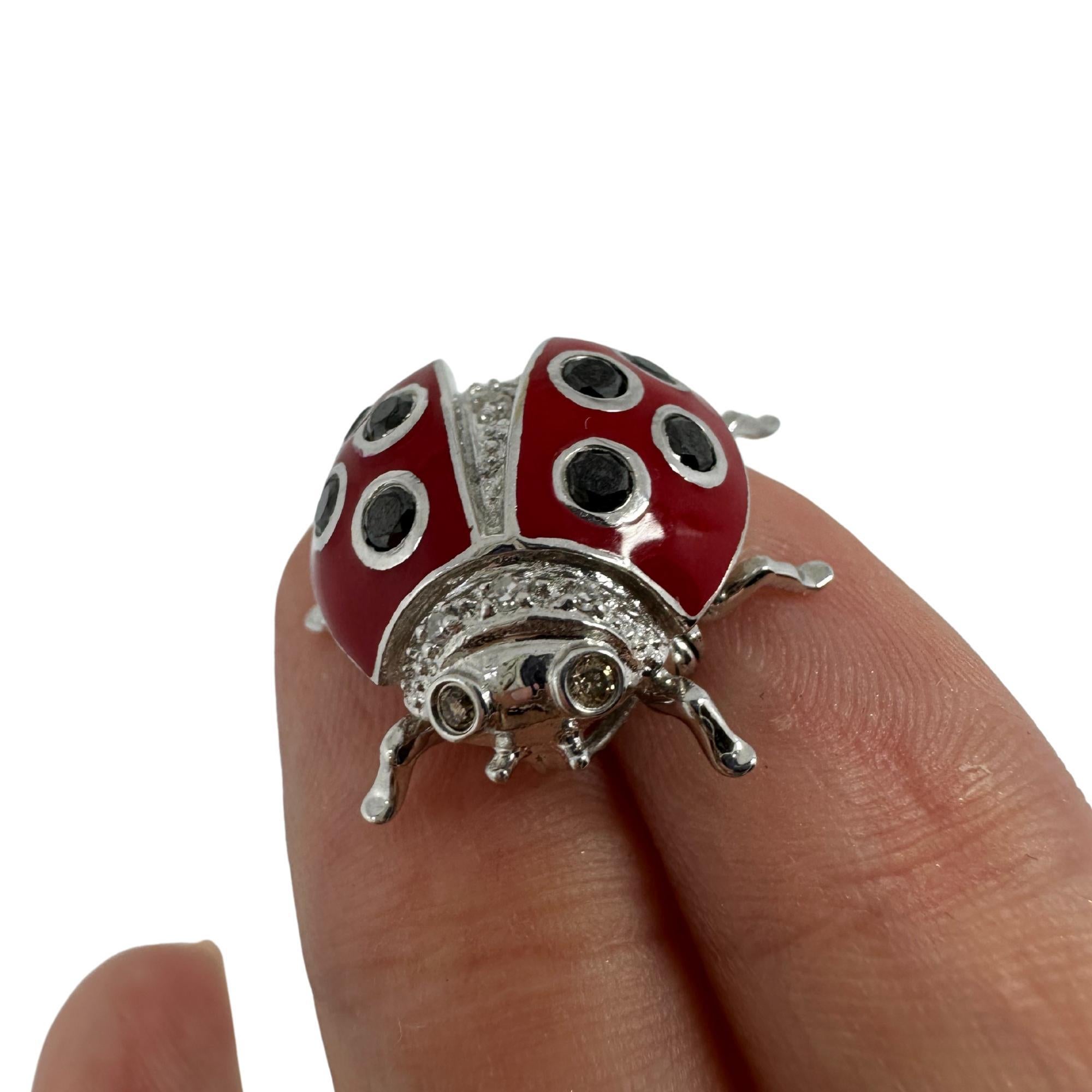 Broche de oro blanco de 18 quilates con diamantes blancos y negros Lady Bug Roja en venta 4