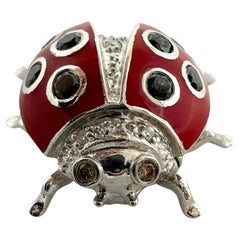 Broche de oro blanco de 18 quilates con diamantes blancos y negros Lady Bug Roja