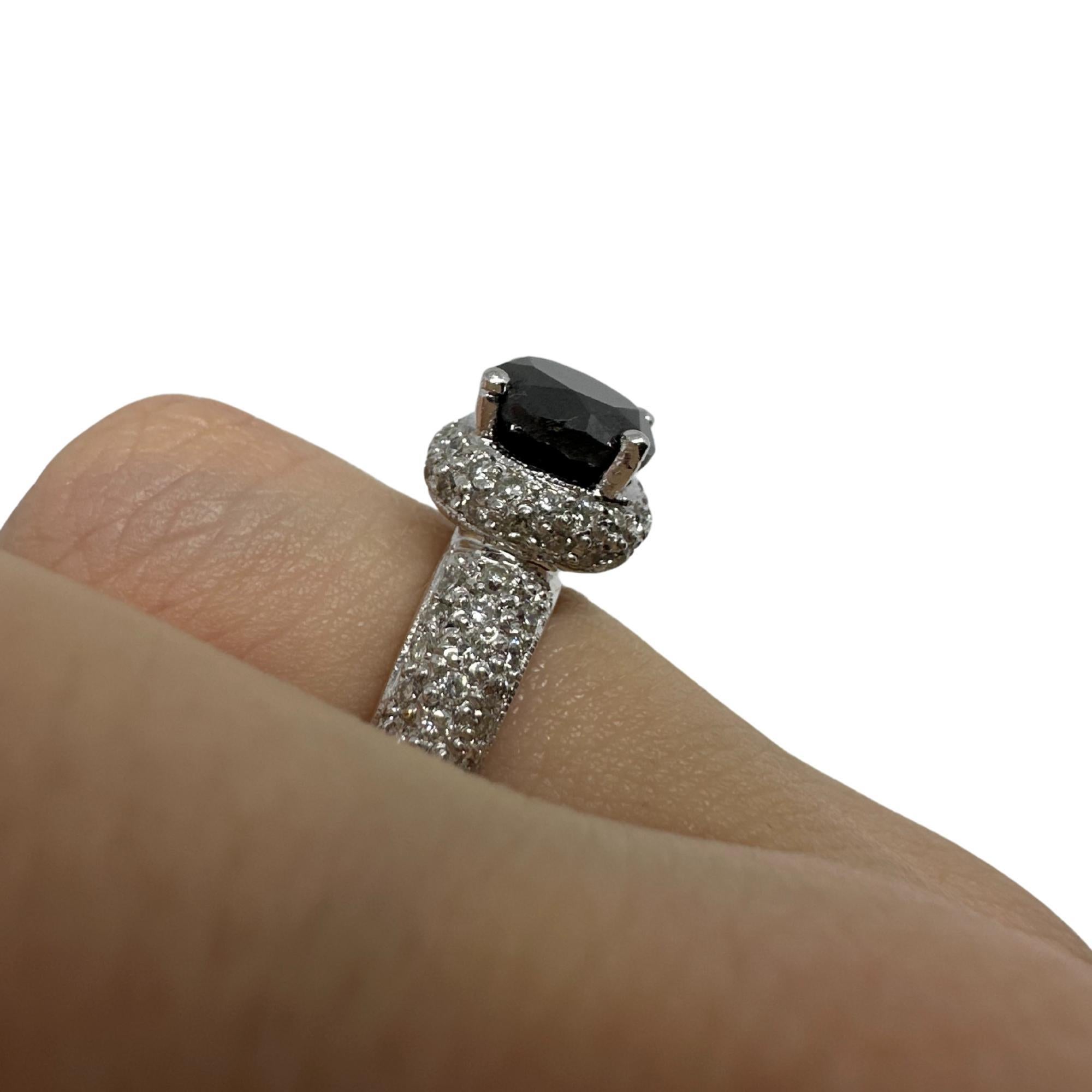18K White Gold Black and White Diamond Ring In Good Condition For Sale In New York, NY