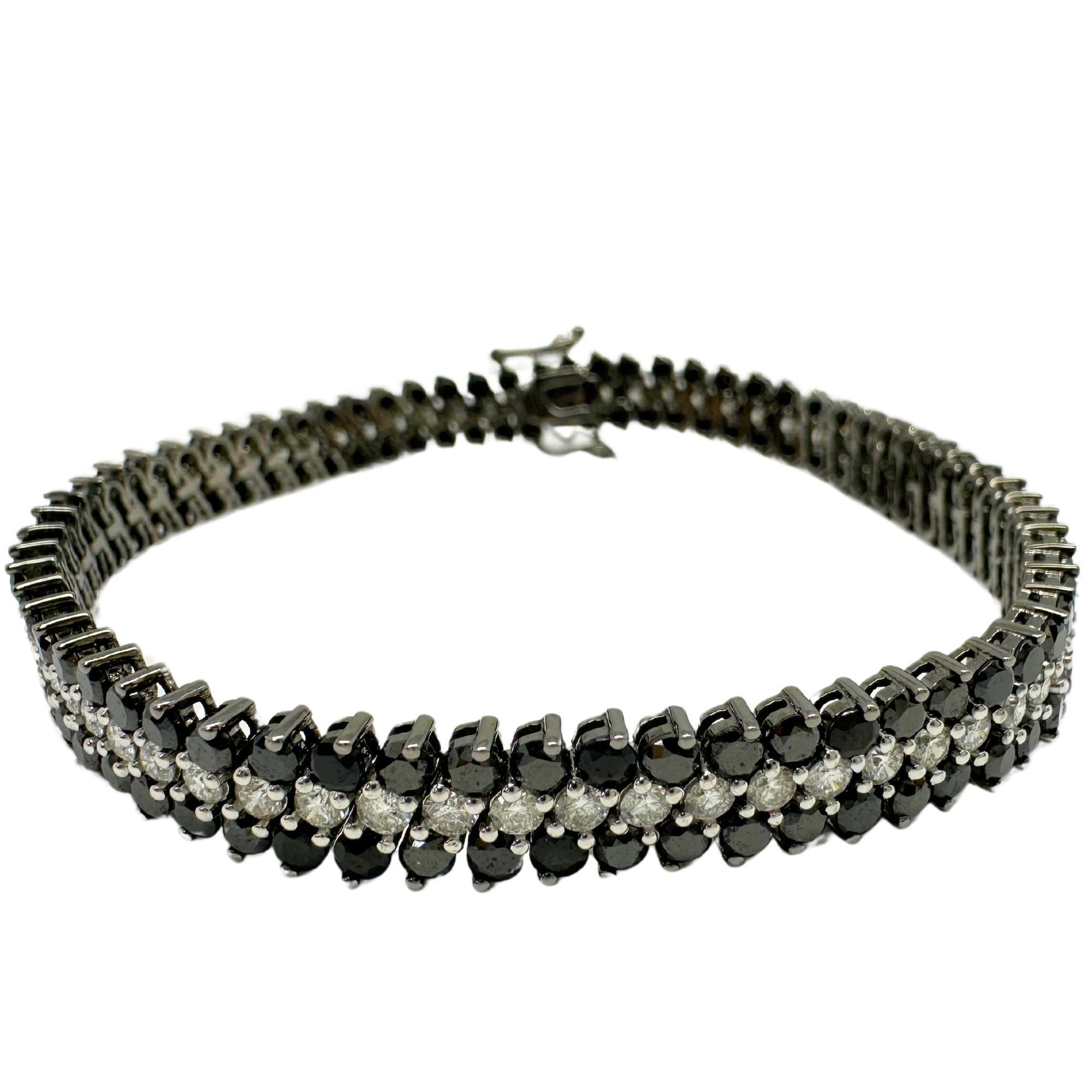 18k White Gold Black and White Diamond Tennis Bracelet
Condition: In good condition with some minor surface wear consistent with age.
Length: 7 inches
Width: 0.25 inches wide
Marking: 