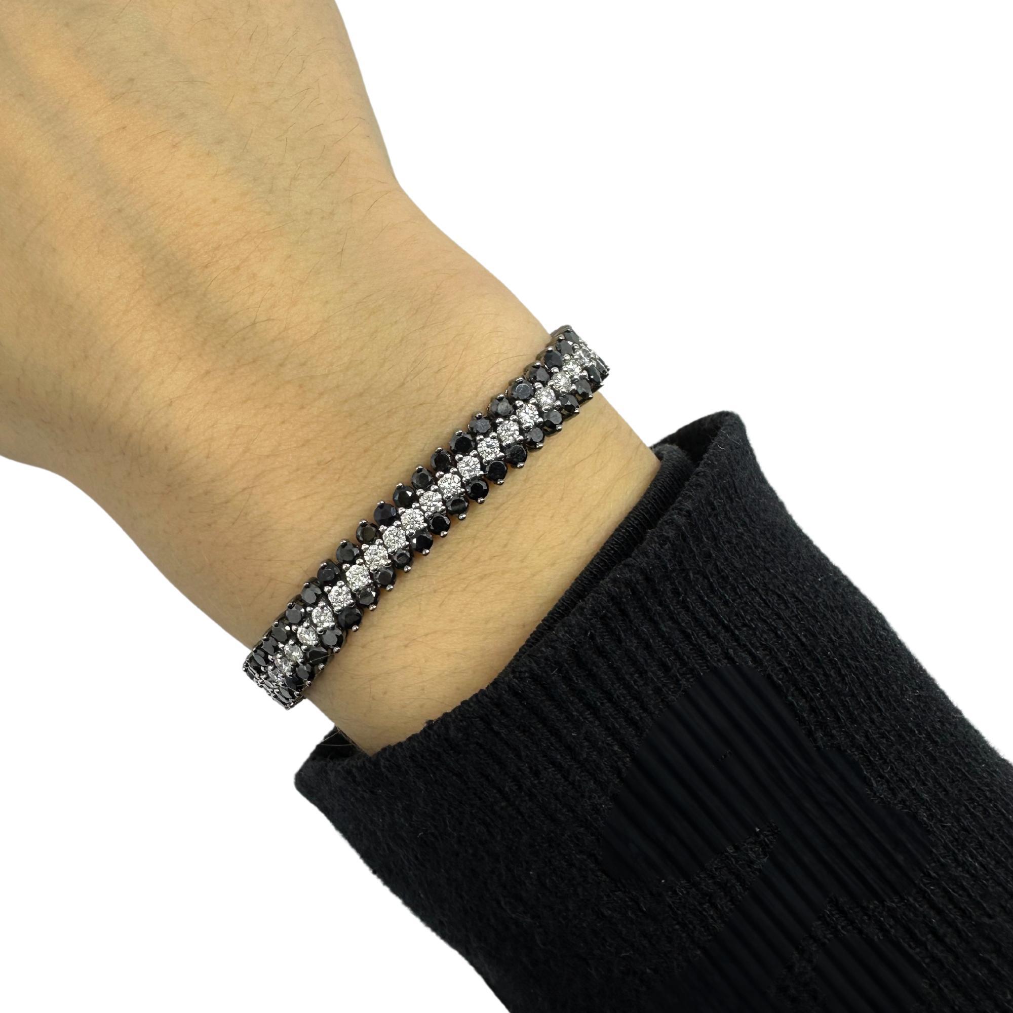 18k White Gold Black and White Diamond Tennis Bracelet In Good Condition For Sale In New York, NY