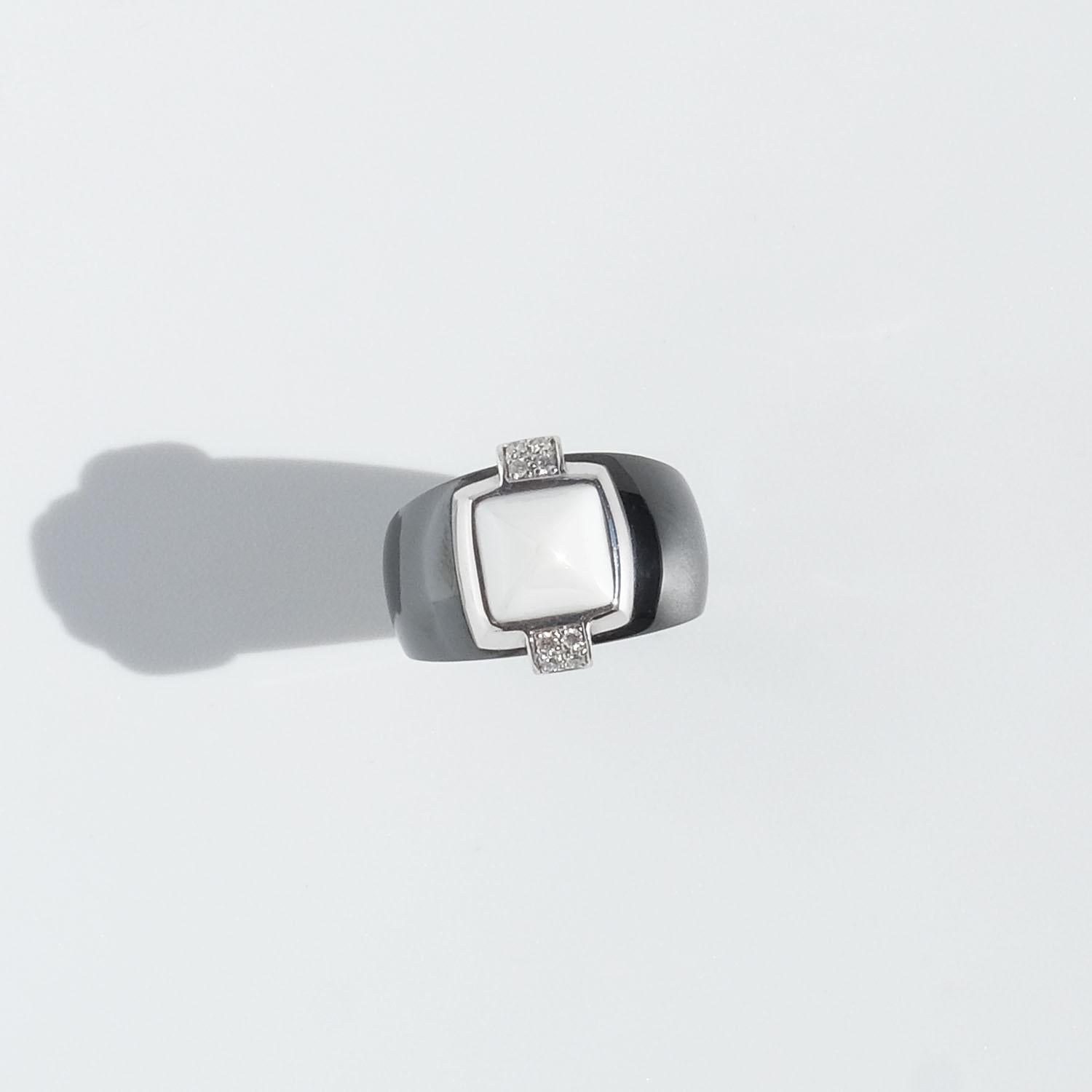18k White gold, Black and White Onyx and Diamonds Ring by Guy Laroche For Sale 8
