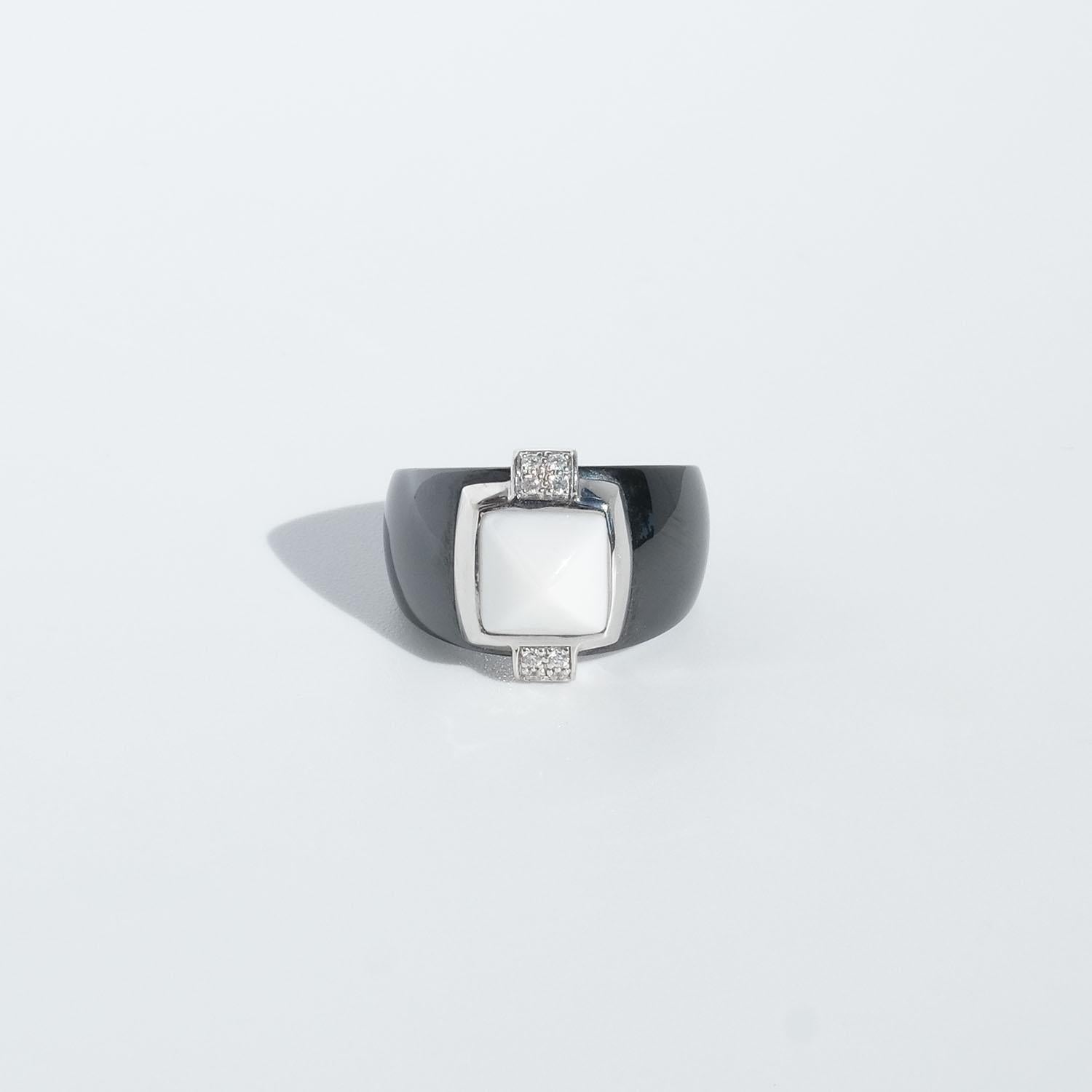 18k White gold, Black and White Onyx and Diamonds Ring by Guy Laroche In Good Condition For Sale In Stockholm, SE