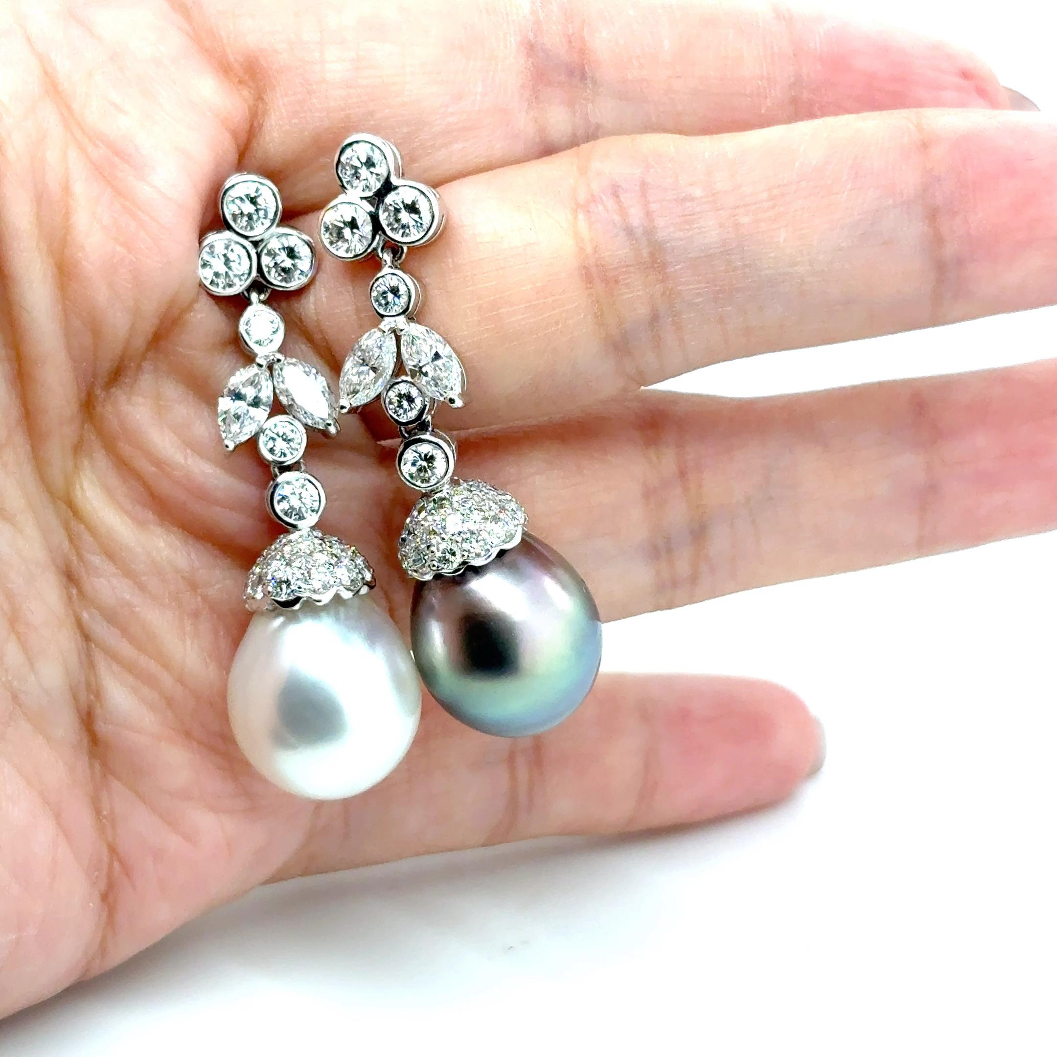 Boucles d'oreilles pendantes en or blanc 18k avec perles des mers du Sud noires et blanches et diamants en vente 4