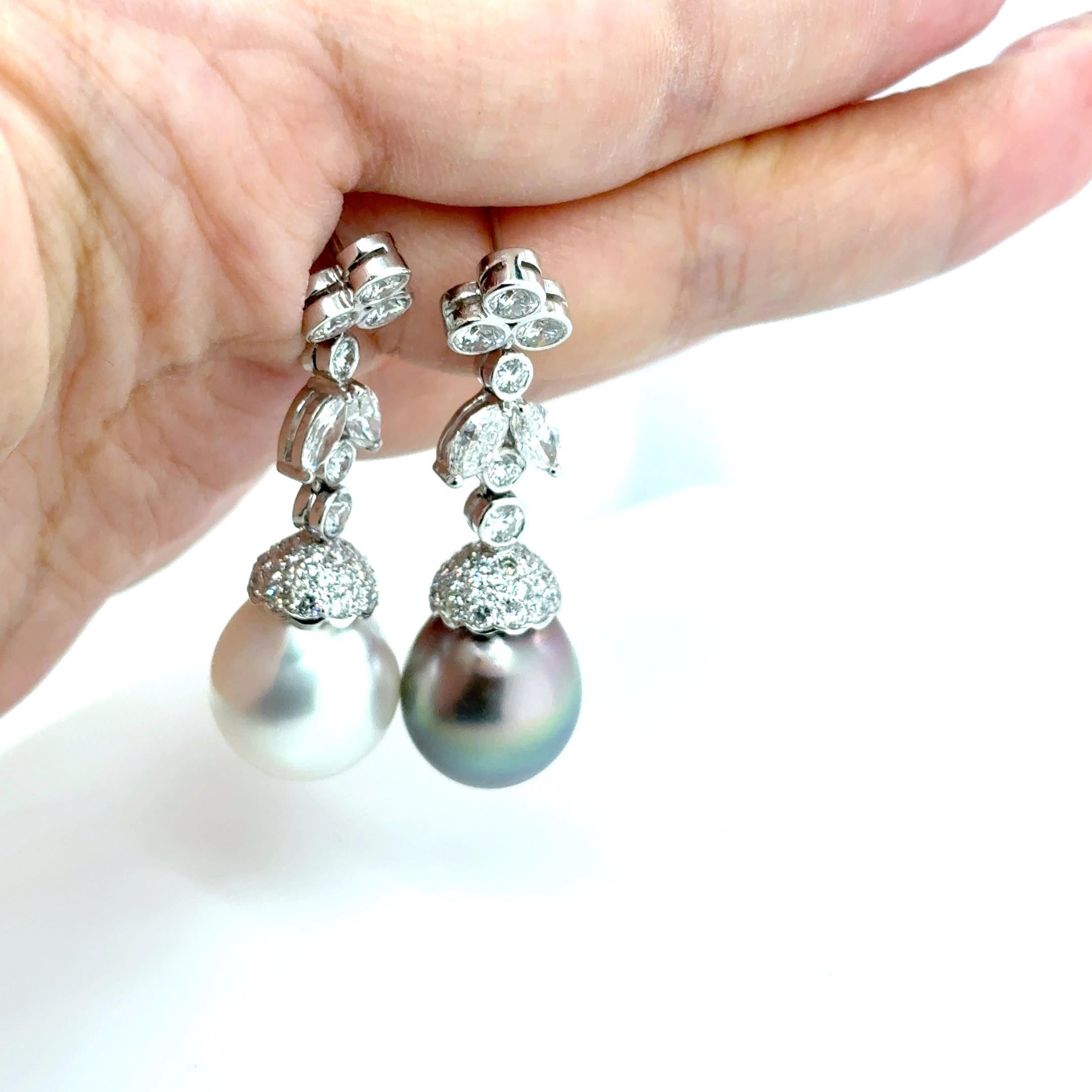 Boucles d'oreilles pendantes en or blanc 18k avec perles des mers du Sud noires et blanches et diamants en vente 5
