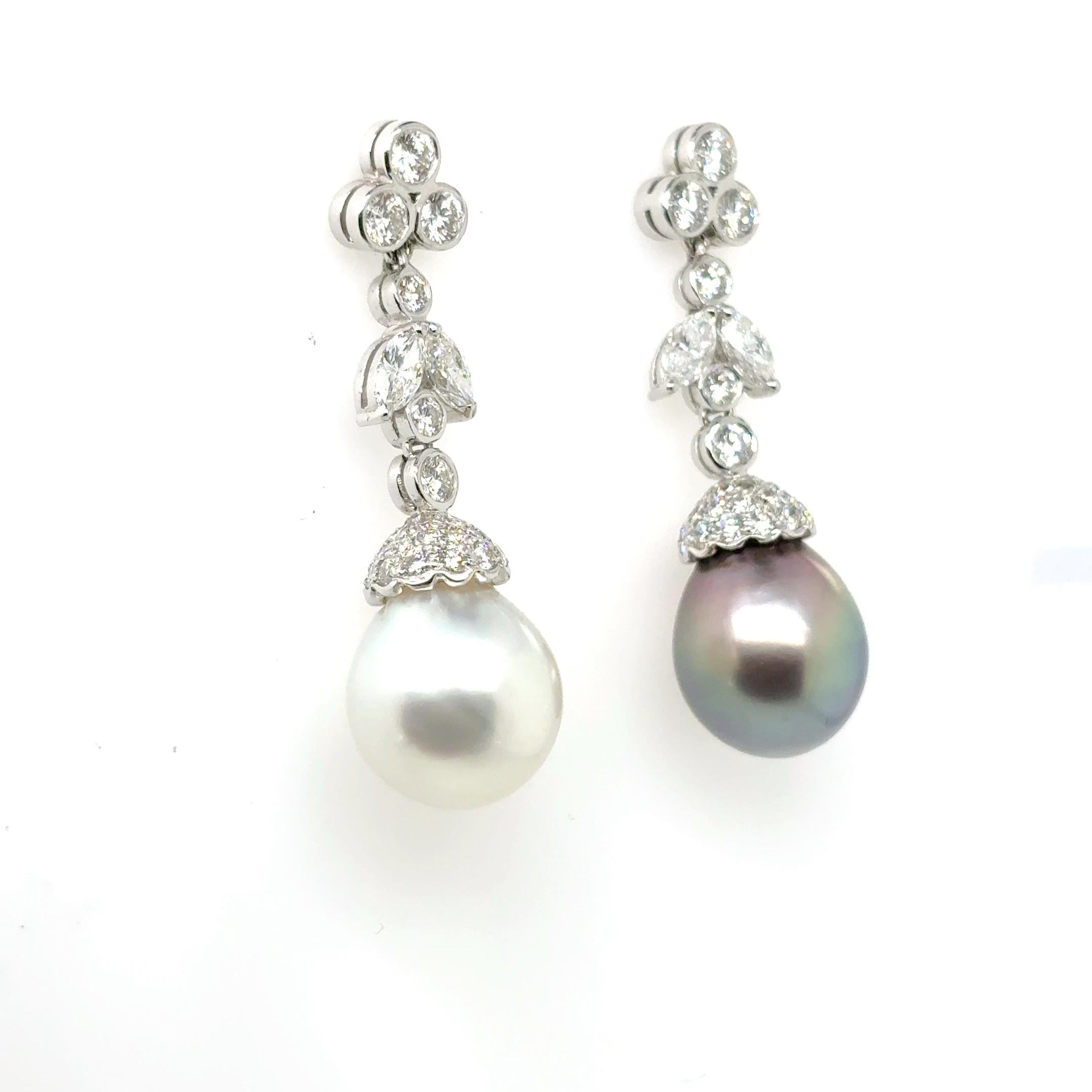 Contemporain Boucles d'oreilles pendantes en or blanc 18k avec perles des mers du Sud noires et blanches et diamants en vente