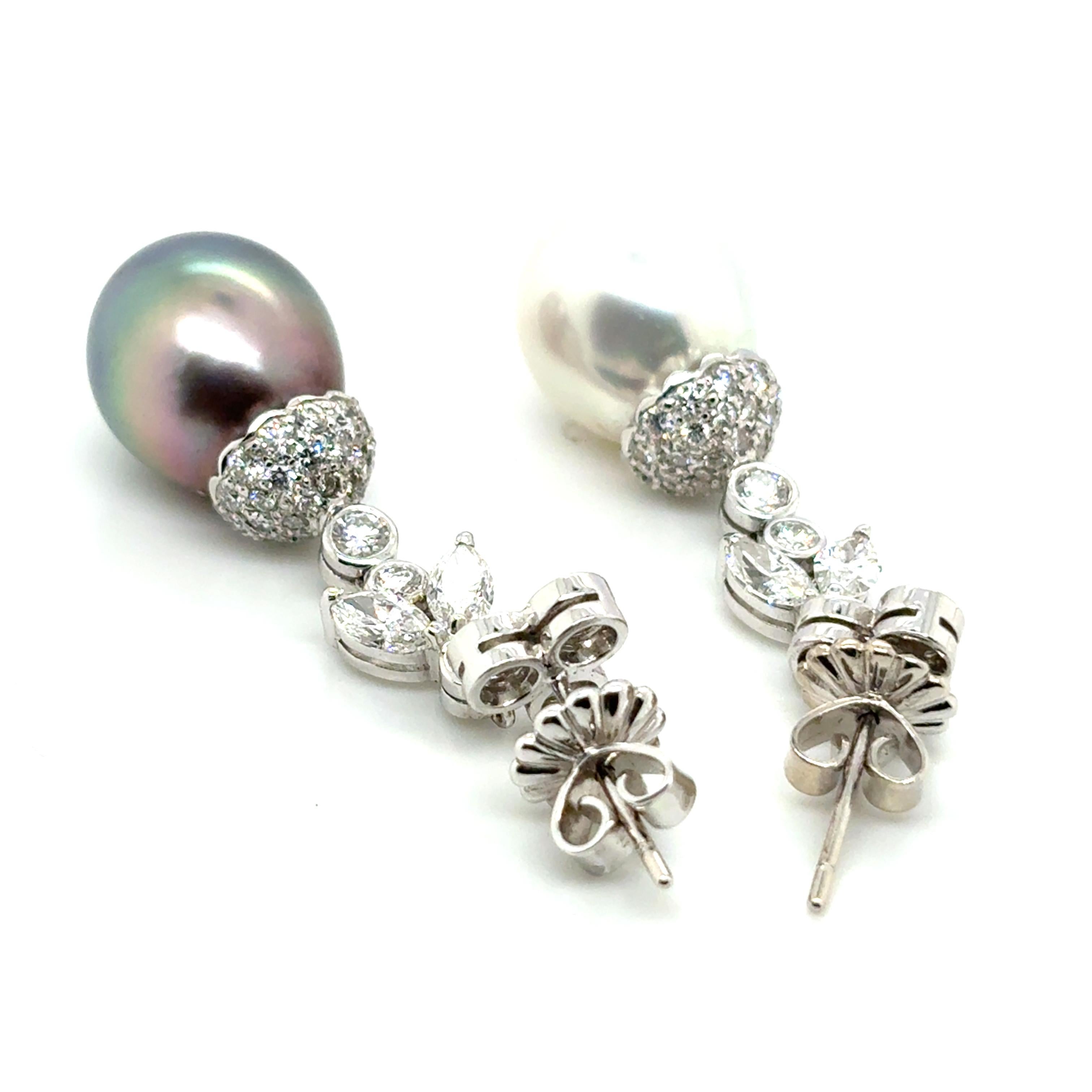 Non taillé Boucles d'oreilles pendantes en or blanc 18k avec perles des mers du Sud noires et blanches et diamants en vente