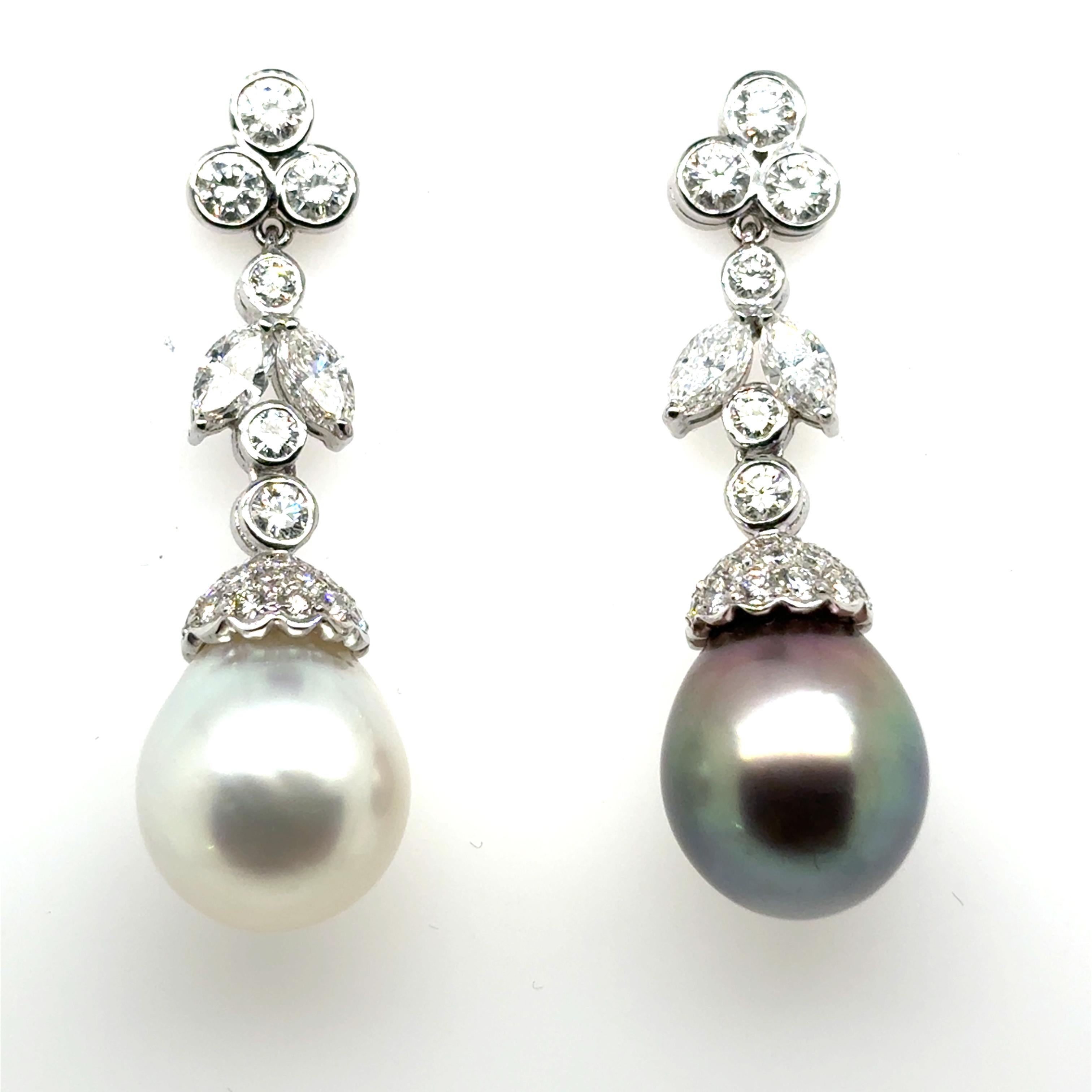 Boucles d'oreilles pendantes en or blanc 18k avec perles des mers du Sud noires et blanches et diamants Pour femmes en vente