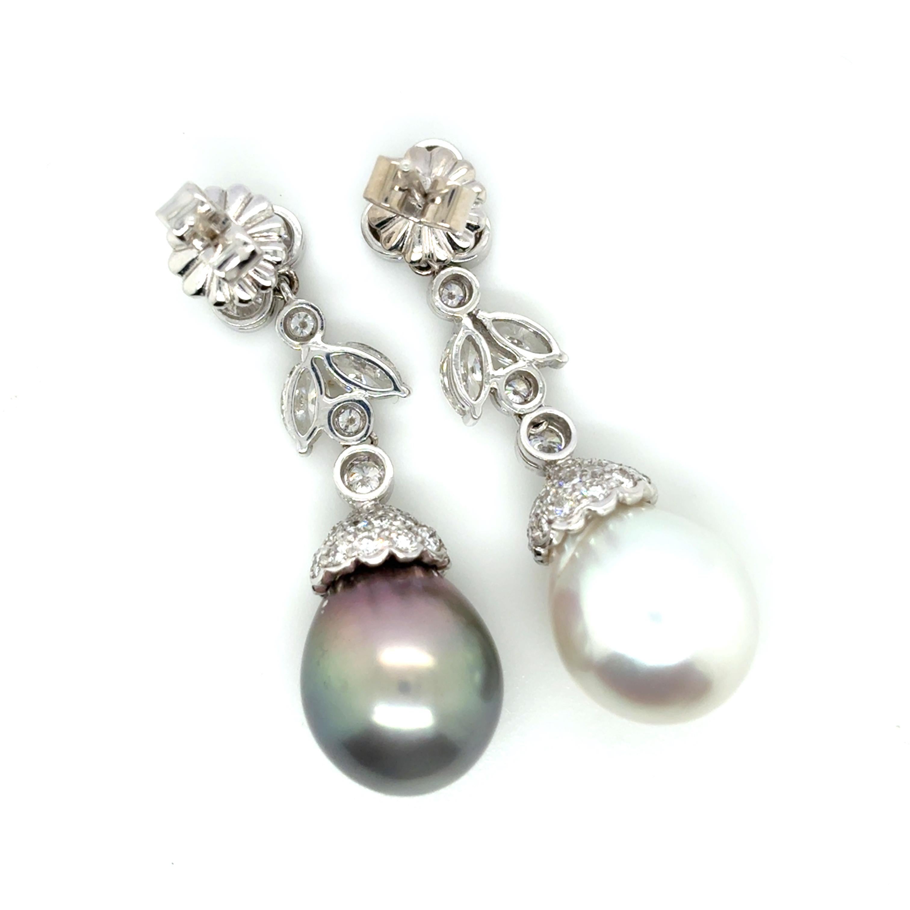 Boucles d'oreilles pendantes en or blanc 18k avec perles des mers du Sud noires et blanches et diamants en vente 1