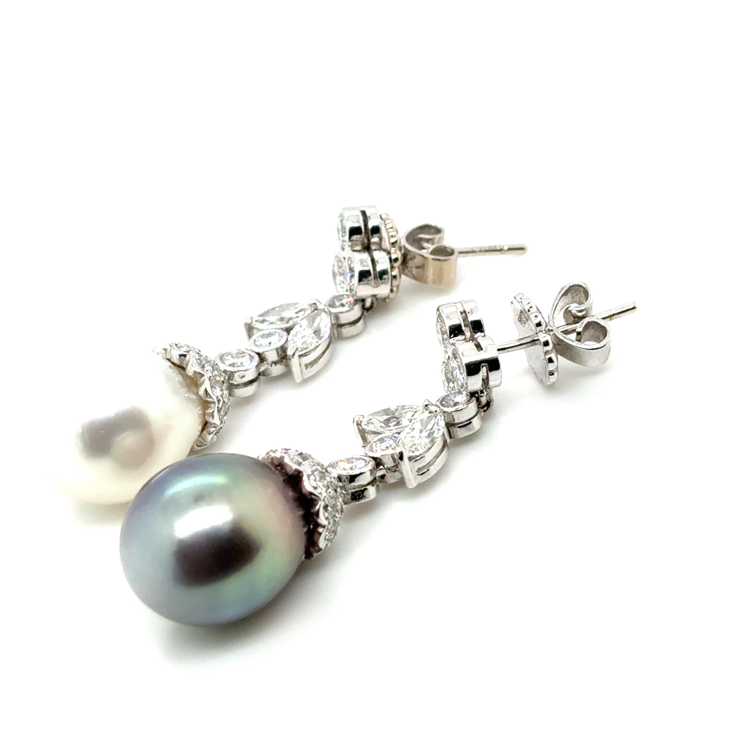 Boucles d'oreilles pendantes en or blanc 18k avec perles des mers du Sud noires et blanches et diamants en vente 2