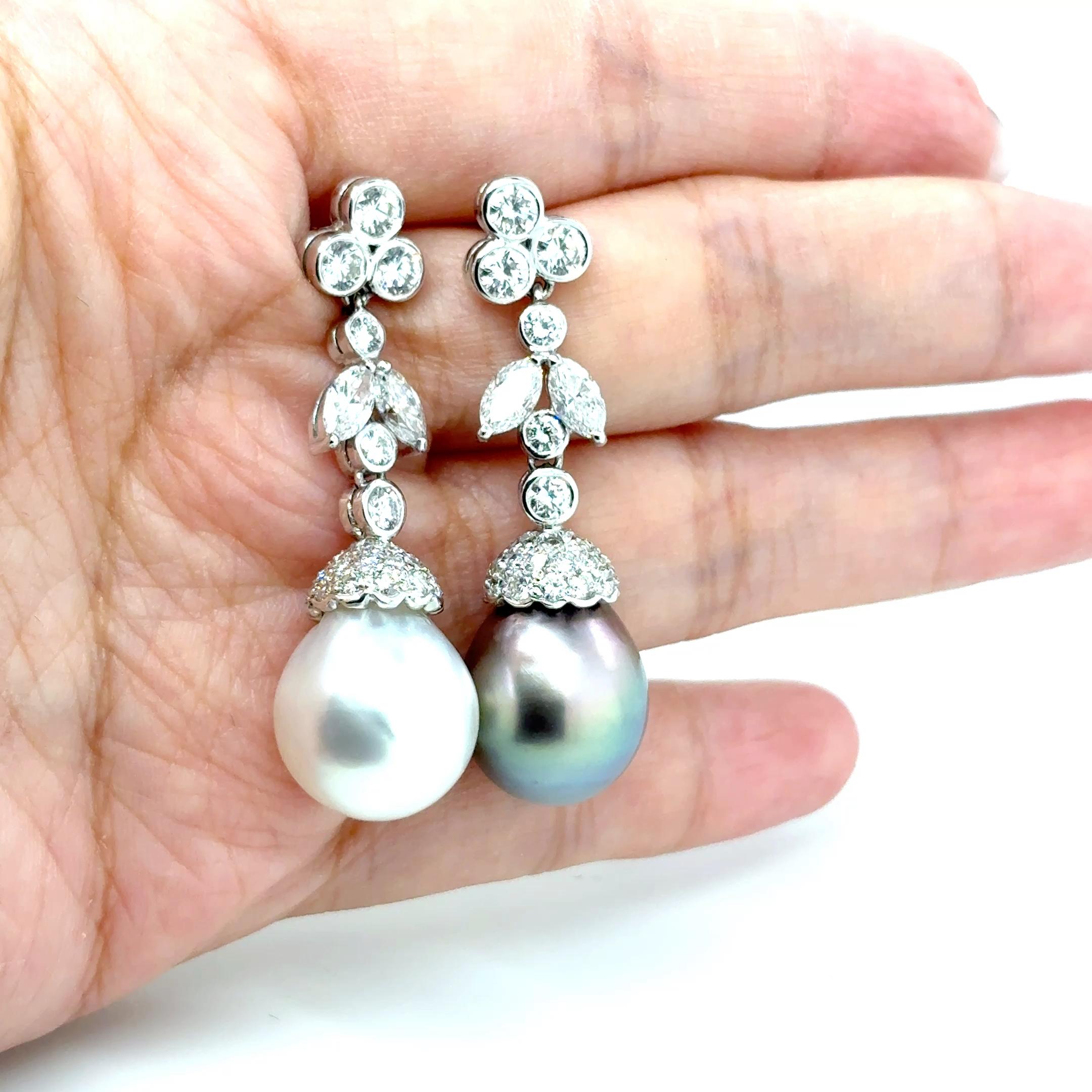 Boucles d'oreilles pendantes en or blanc 18k avec perles des mers du Sud noires et blanches et diamants en vente 3